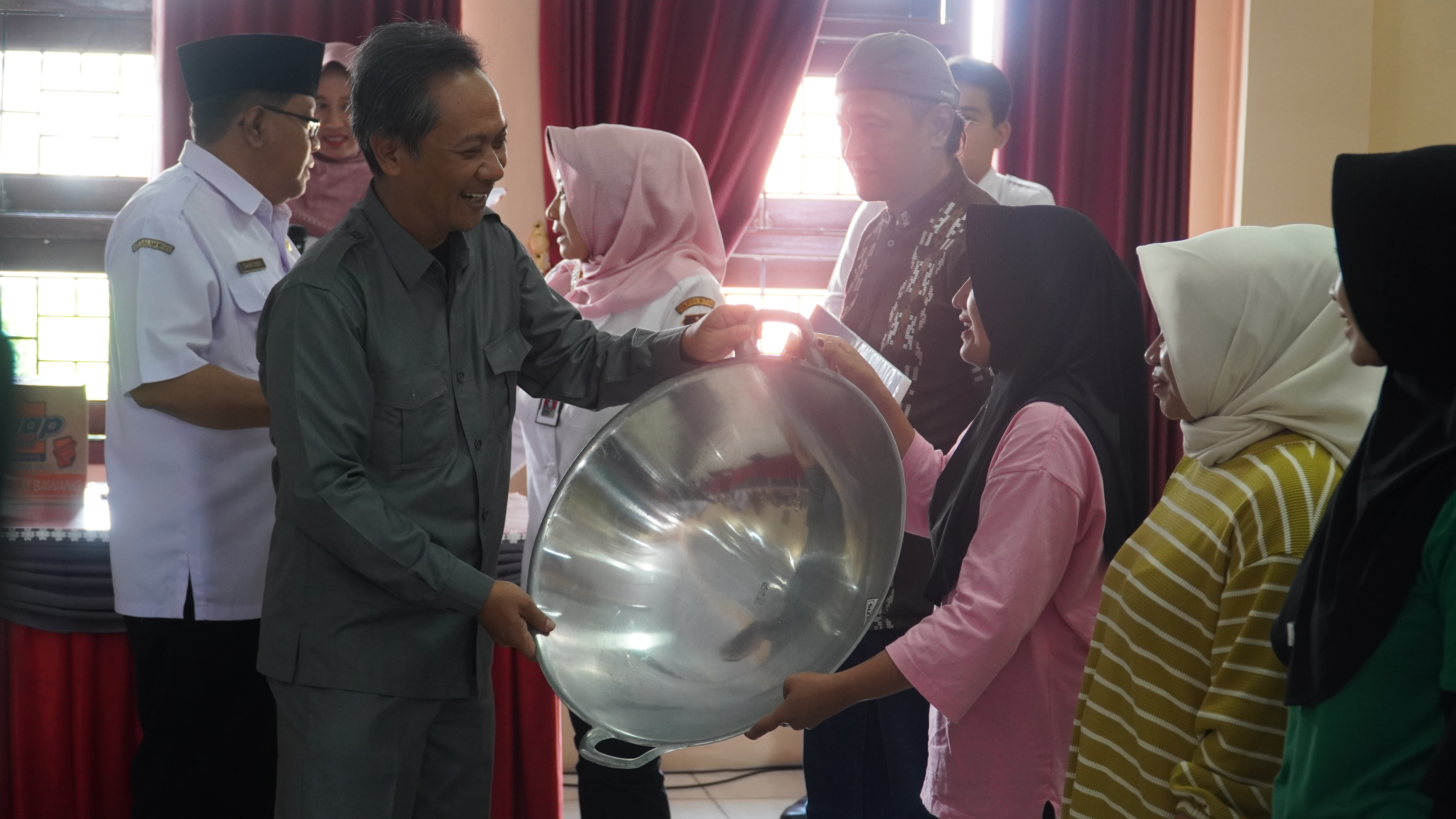 4 Desember 2024 -  Penyerahan Bantuan Alat Usaha dan BLT dari DBHCHT Tahun 2024 di aula DINSOS