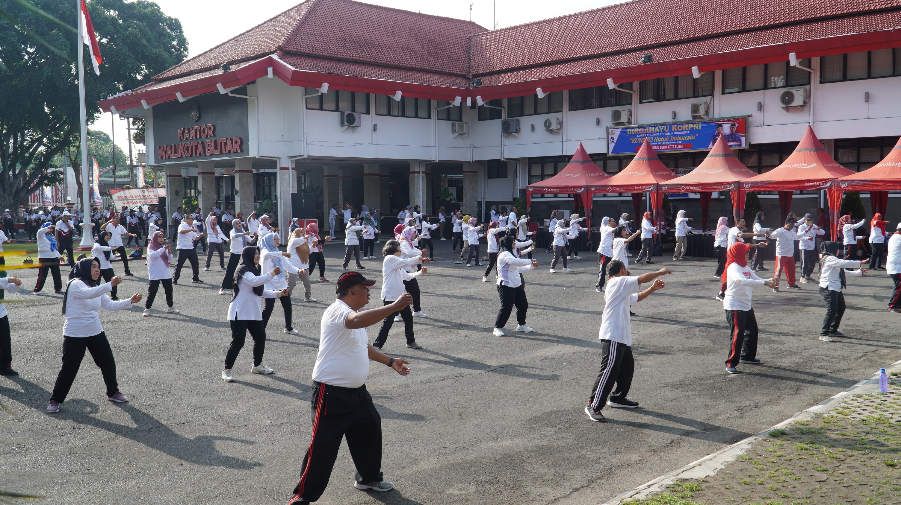 1 November 2024 - Senam Pagi ASN Pemkot Blitar ( Bersama BANK JATIM)