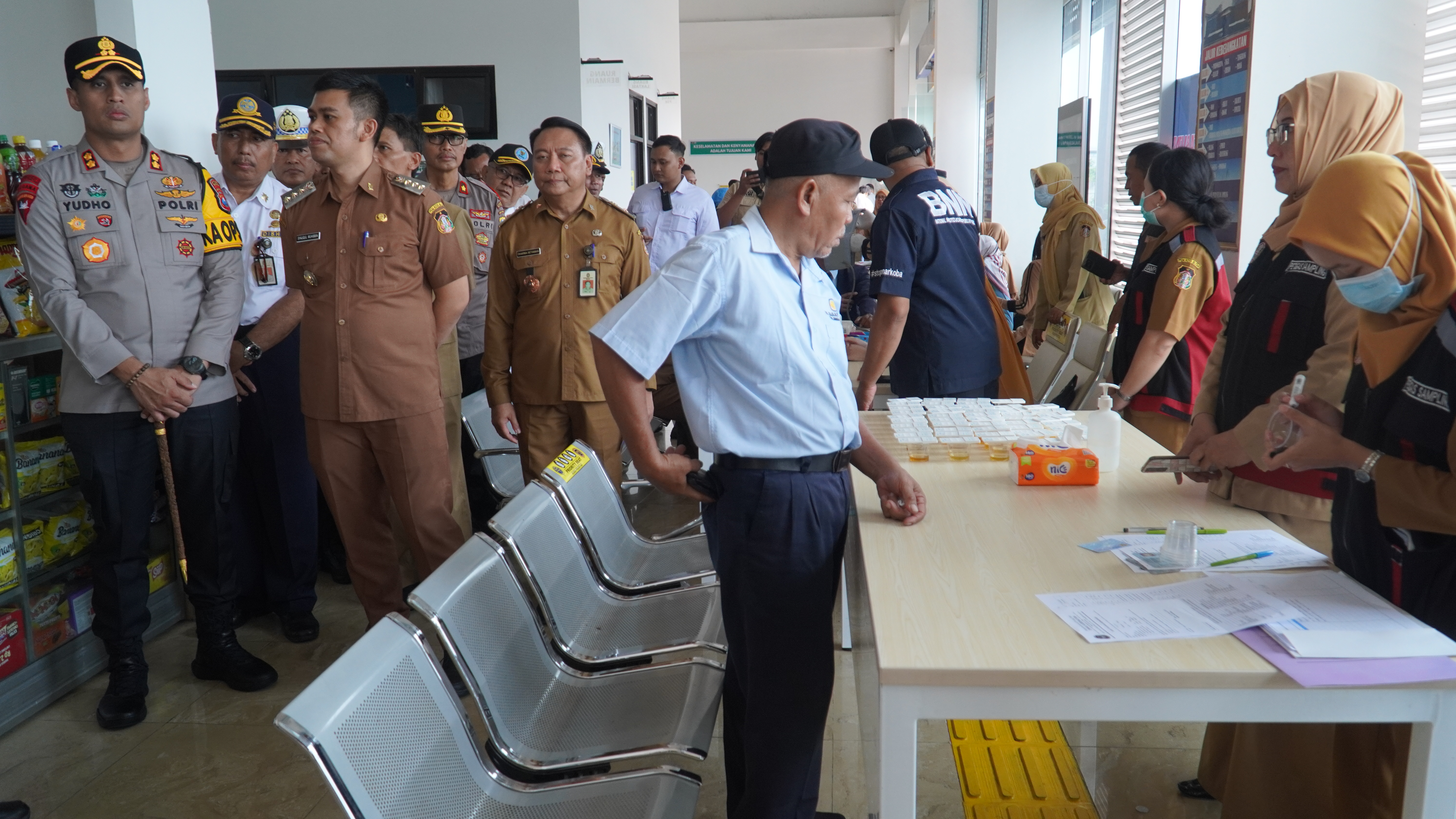 Ramp Cek Pemeriksaan Urine &amp;amp;amp; Angkutan Umum di Terminal Tipe A Patria Blitar