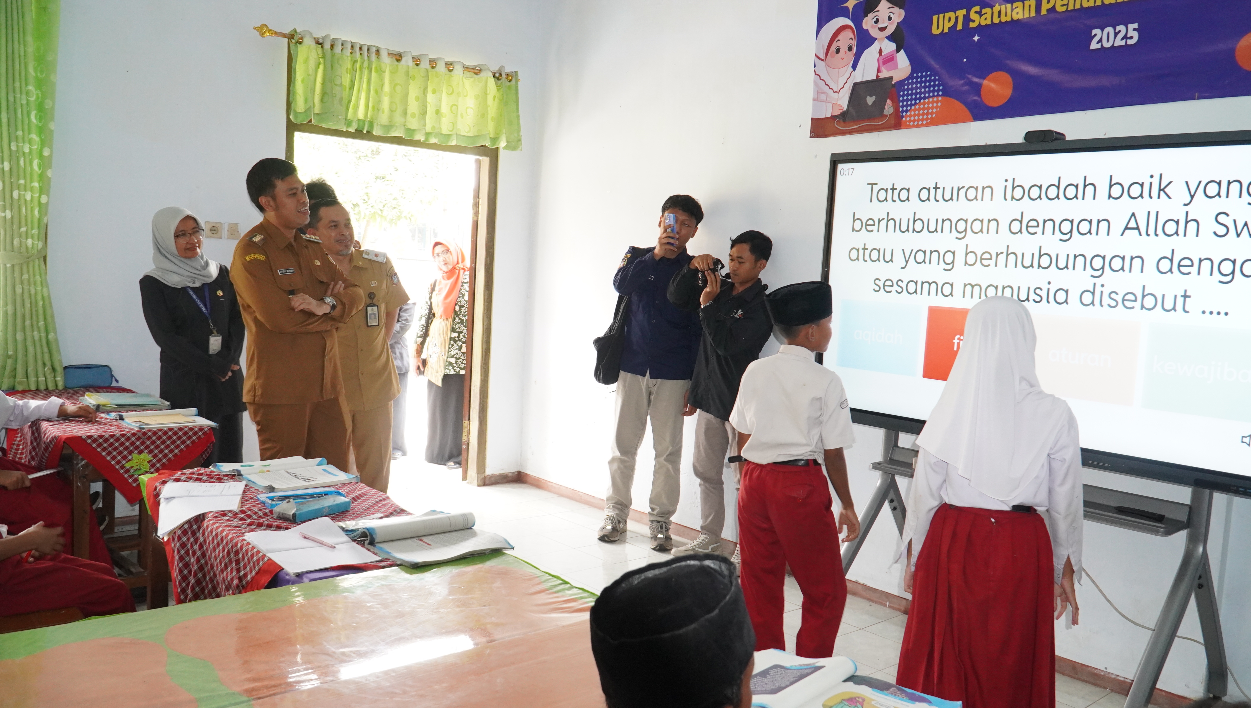 11 November 2025 - Monitoring Penggunaan SMART BOART agar belajar lebih Asik di SDN Sananwetan 2 Kota Blitar
