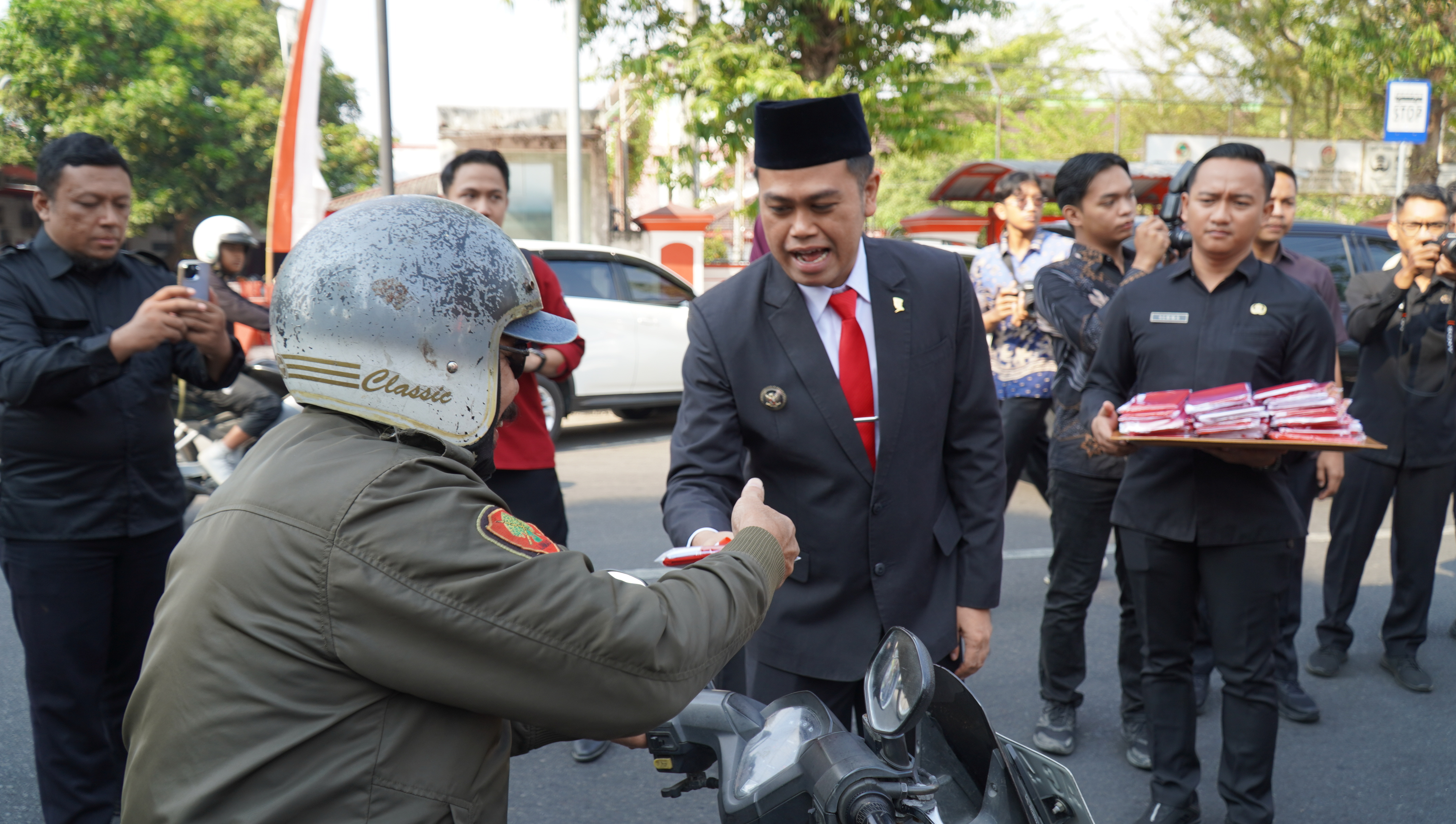 14 Agustus 2026 - Pembagian Bendera Merah Putih pada masyarakat