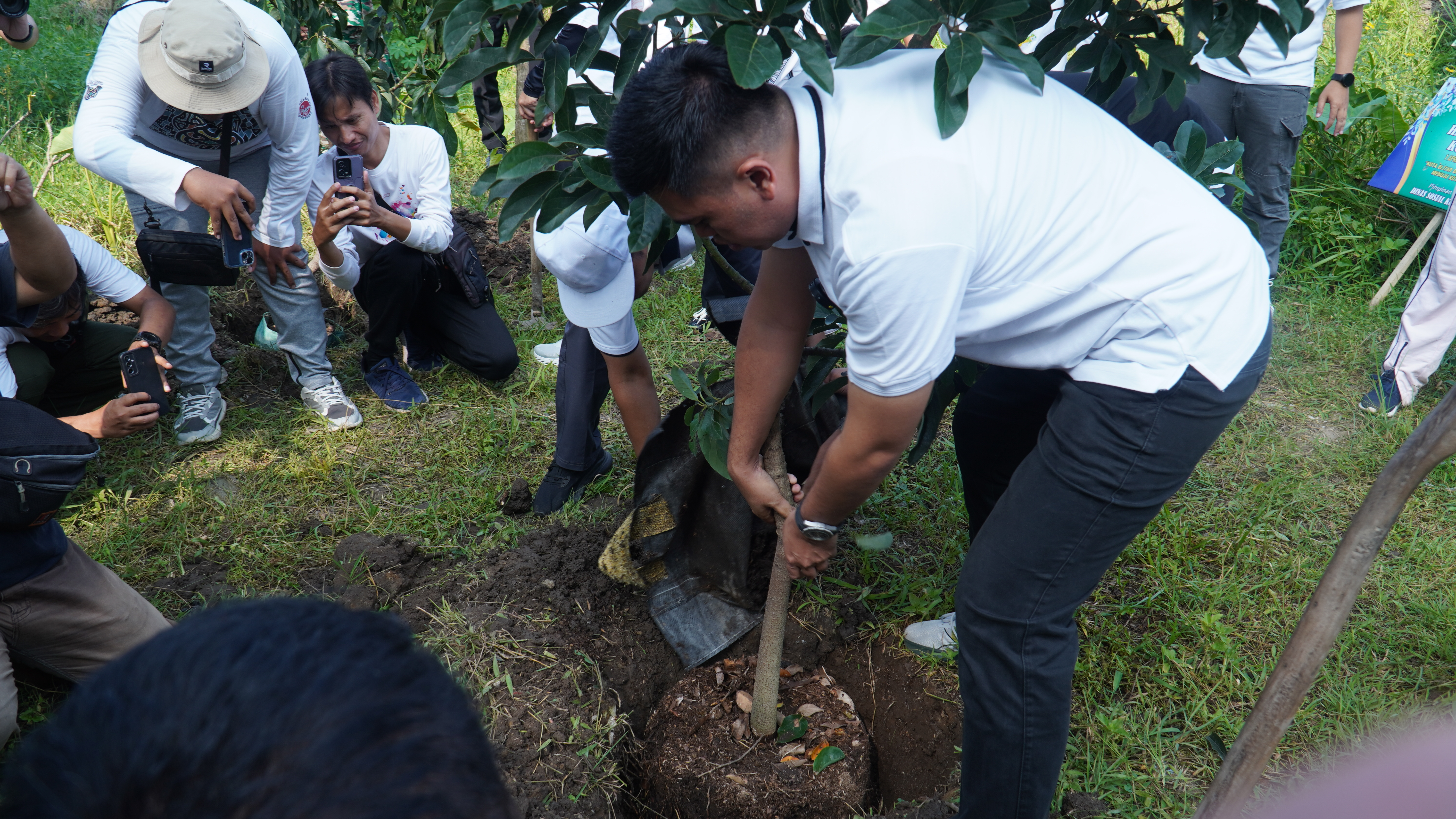 25 April 2025 - Penanaman Pohon Buah Hari Jadi Ke-119 Kota Blitar di Kali Karplos