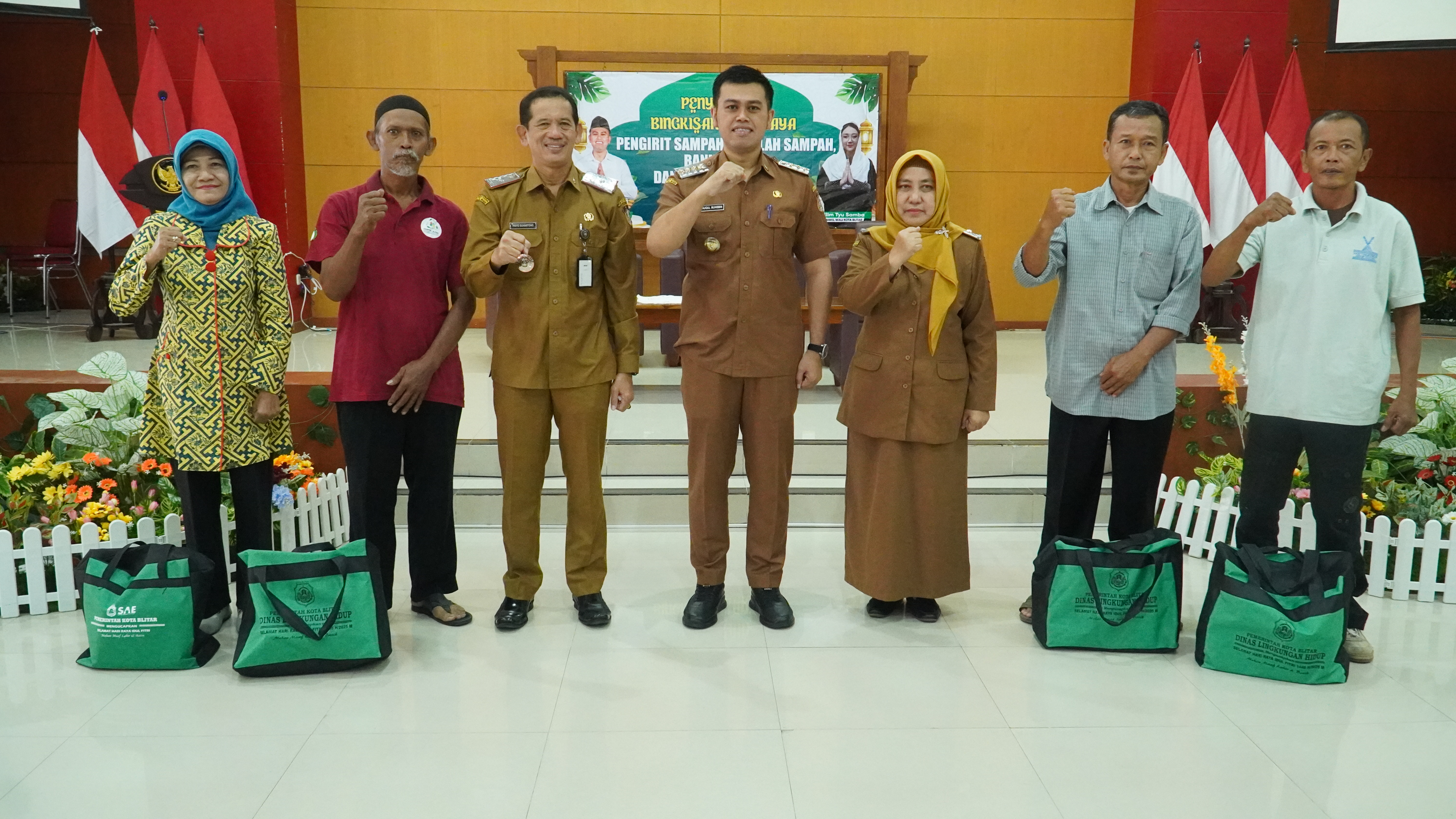 24 Maret 2025 - Penyerahan bantuan bagi Pengirit sampah, warga terdampak TPA &amp; Pengurus Bank Sampah