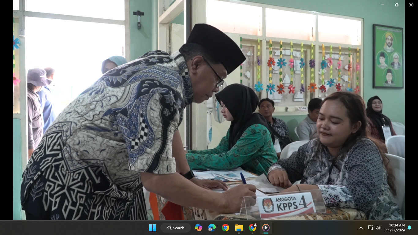 27 November 2024 -  Pak Walikota Yoblos di TPS 5 Kel.Kauman