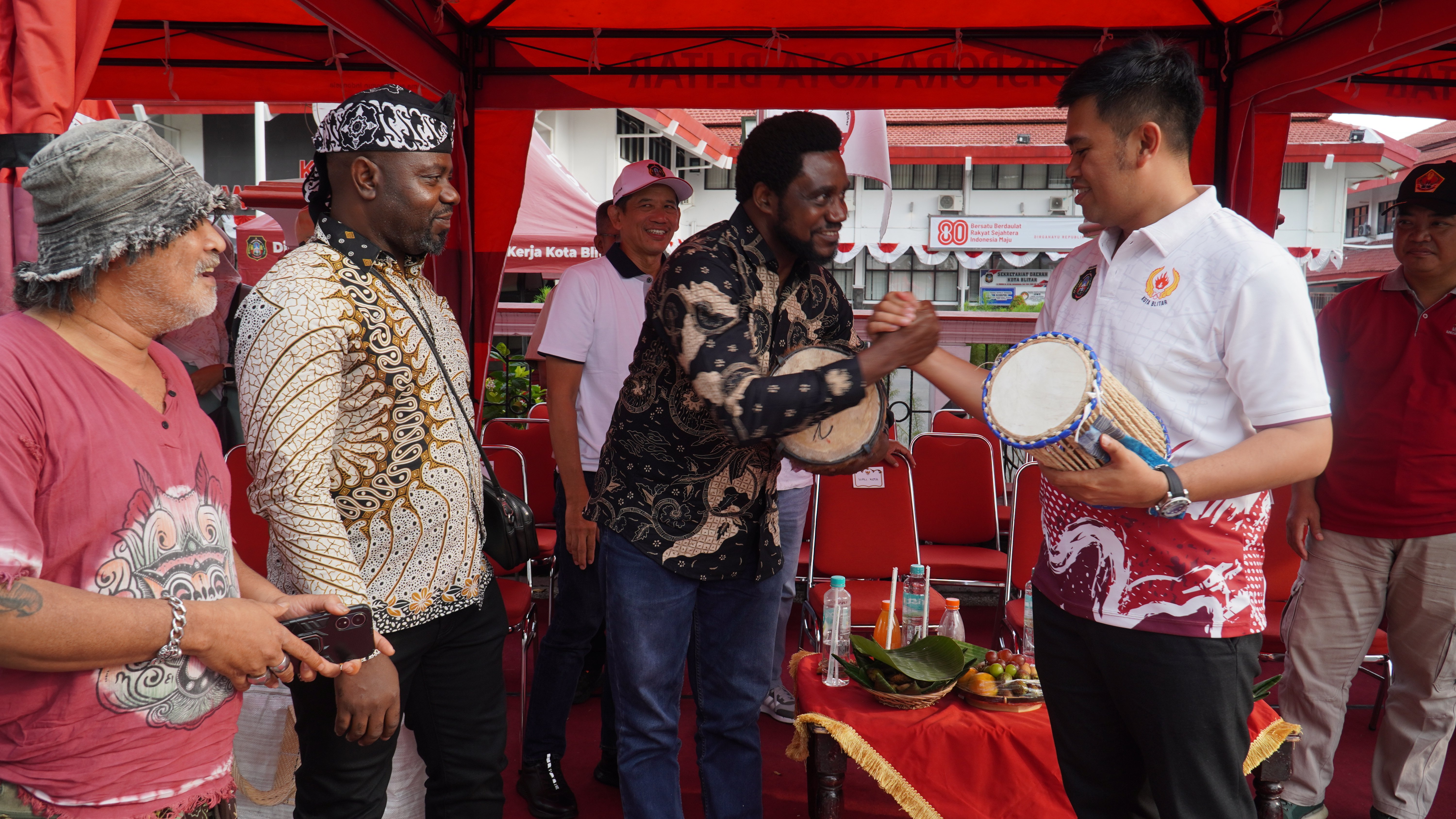 10 Agustus 2025-Penyerahan kendang Afrika dari EXECUTIVE DIREKTOR W2POINTS Mr. NWABA EUGENECHINWEOKWU