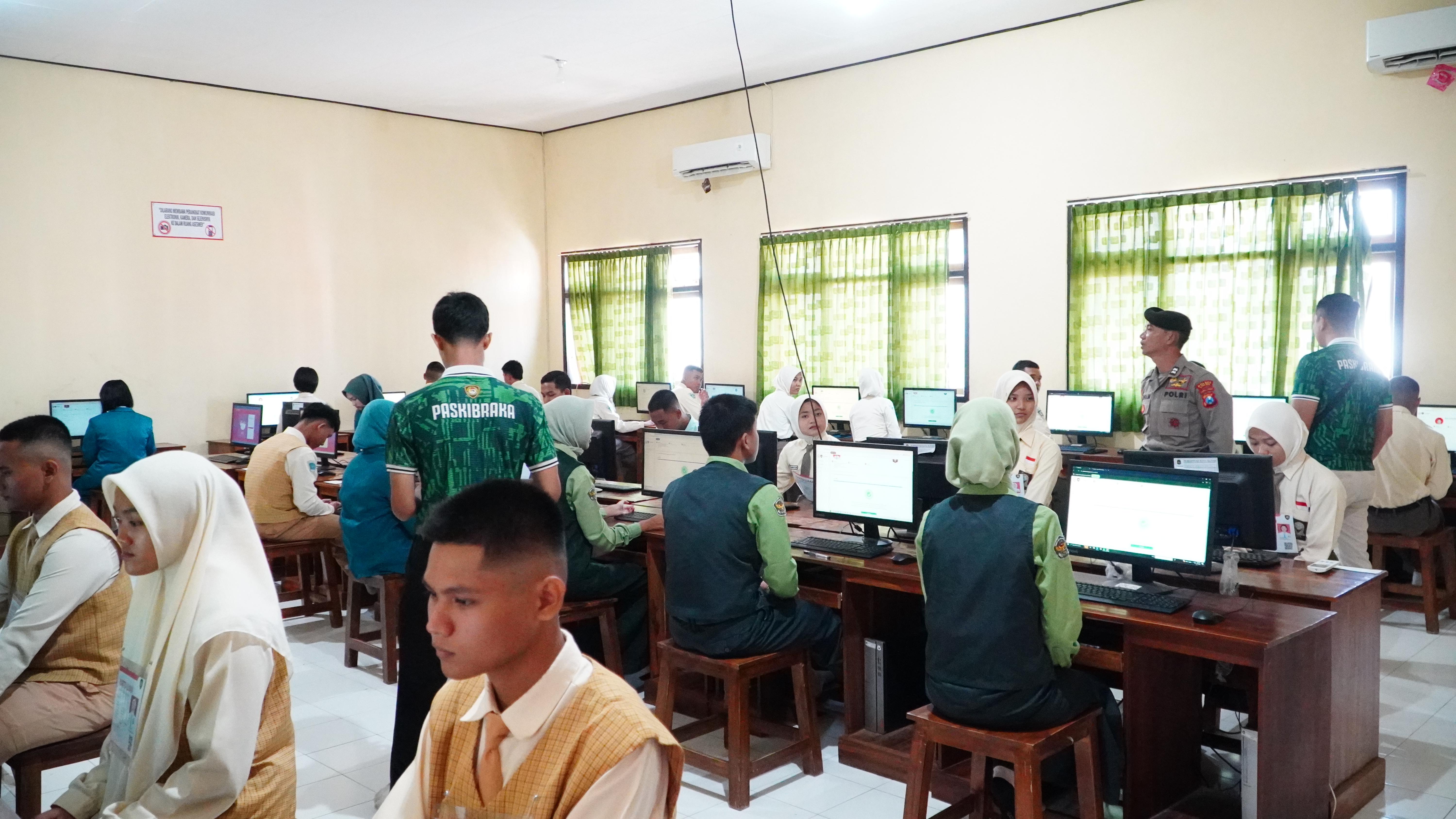 Tes TIU &amp; TWK Calon PASKIBRAKA KOTA BLITAR 2025 di SMP 3 &amp; SMP 7