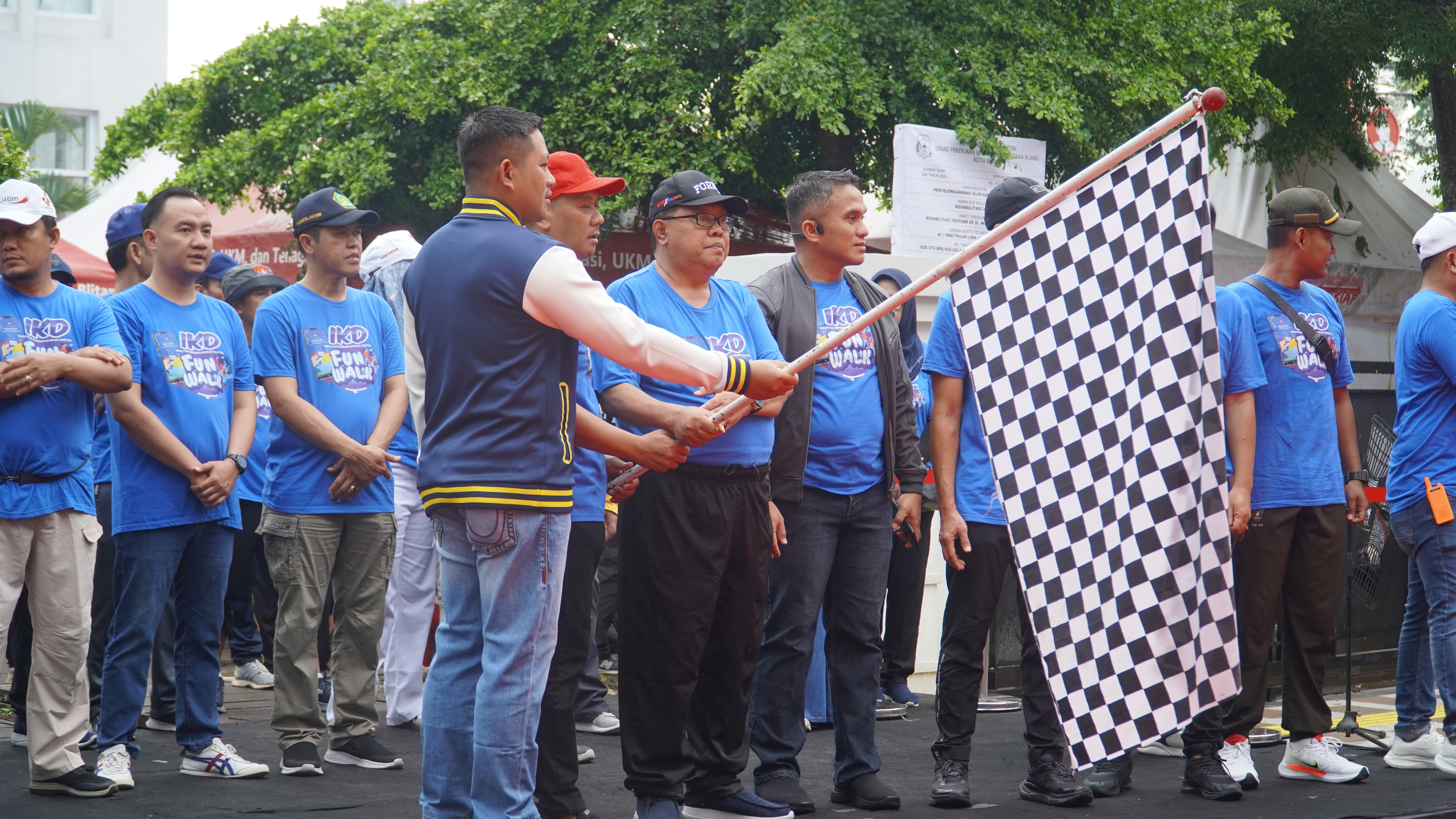 22 Desember 2024 - Jalan Sehat &amp; Deklarasi Pemanfatan IDENTITAS KEPENDUDUKAN DIGITAL (IKD) di depan MPP Kota Blitar