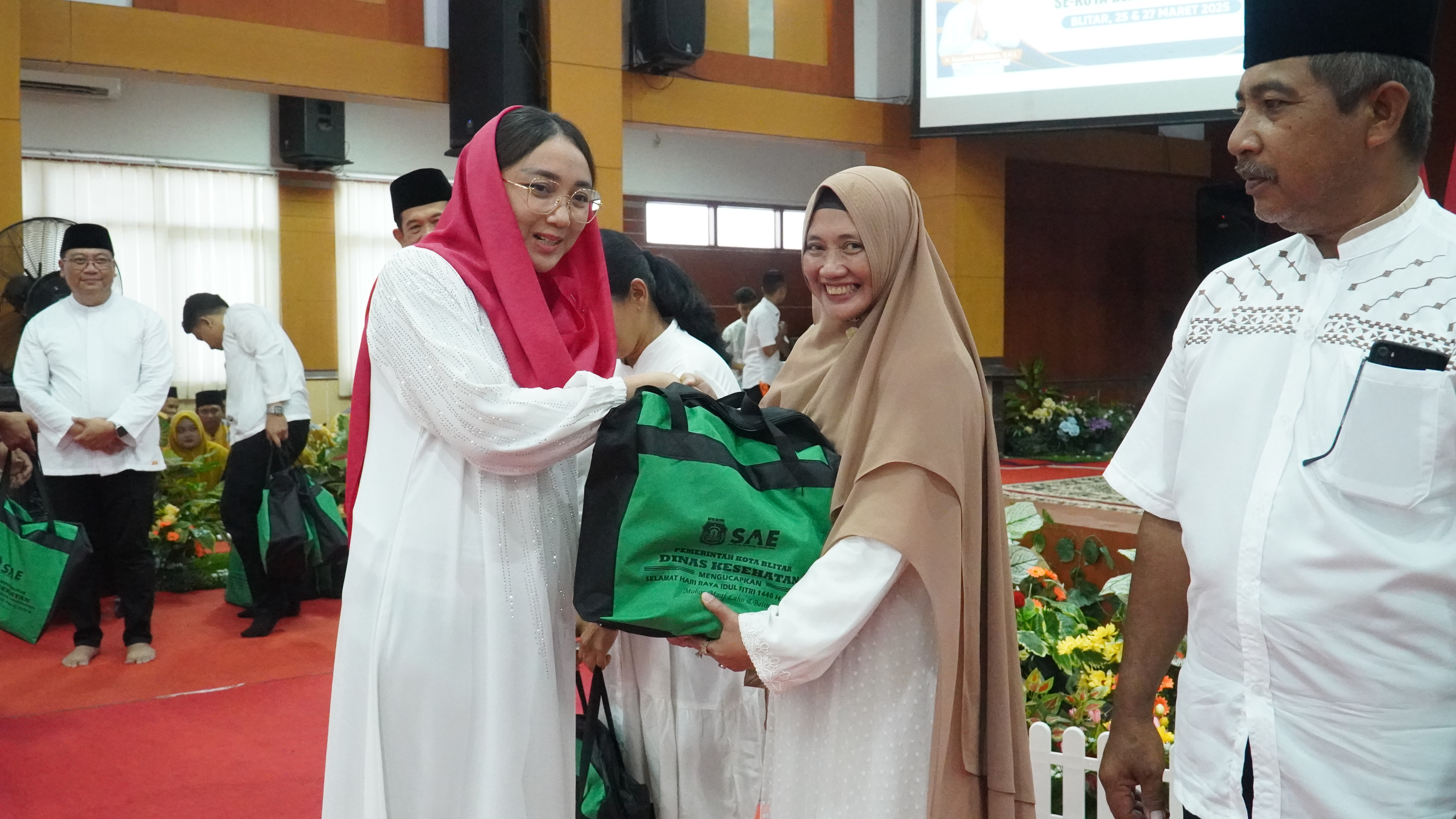 25 Maret 2025 - Penyerahan bingkisan simbolis pada Kader Posyandu se-Kota Blitar