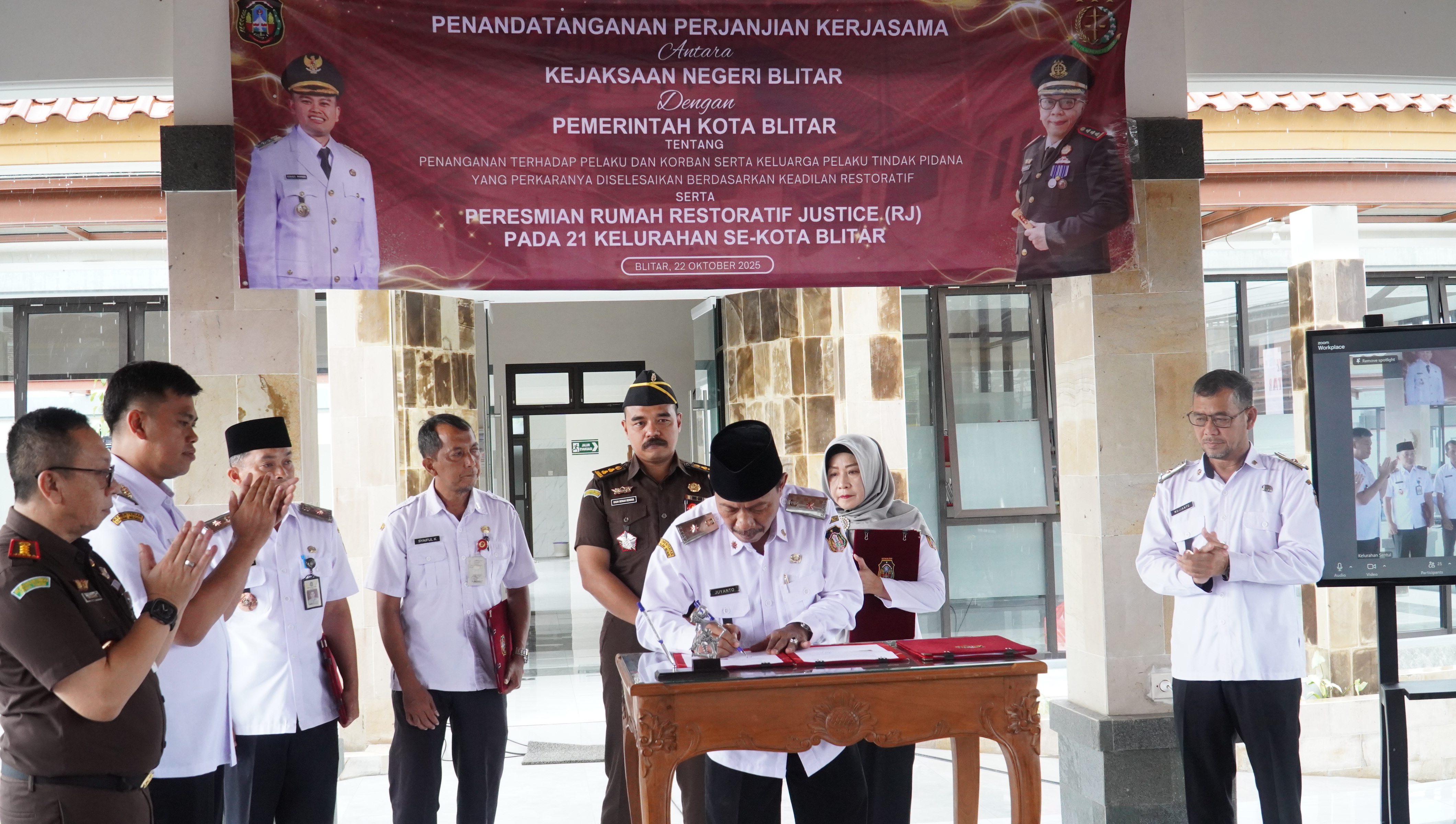 22 Oktober 2025- Penandatangan Perjanjian Kerjasama antara KAJARI BLITAR dengan PEMKOT BLITAR di Balai Kel.SENTUL