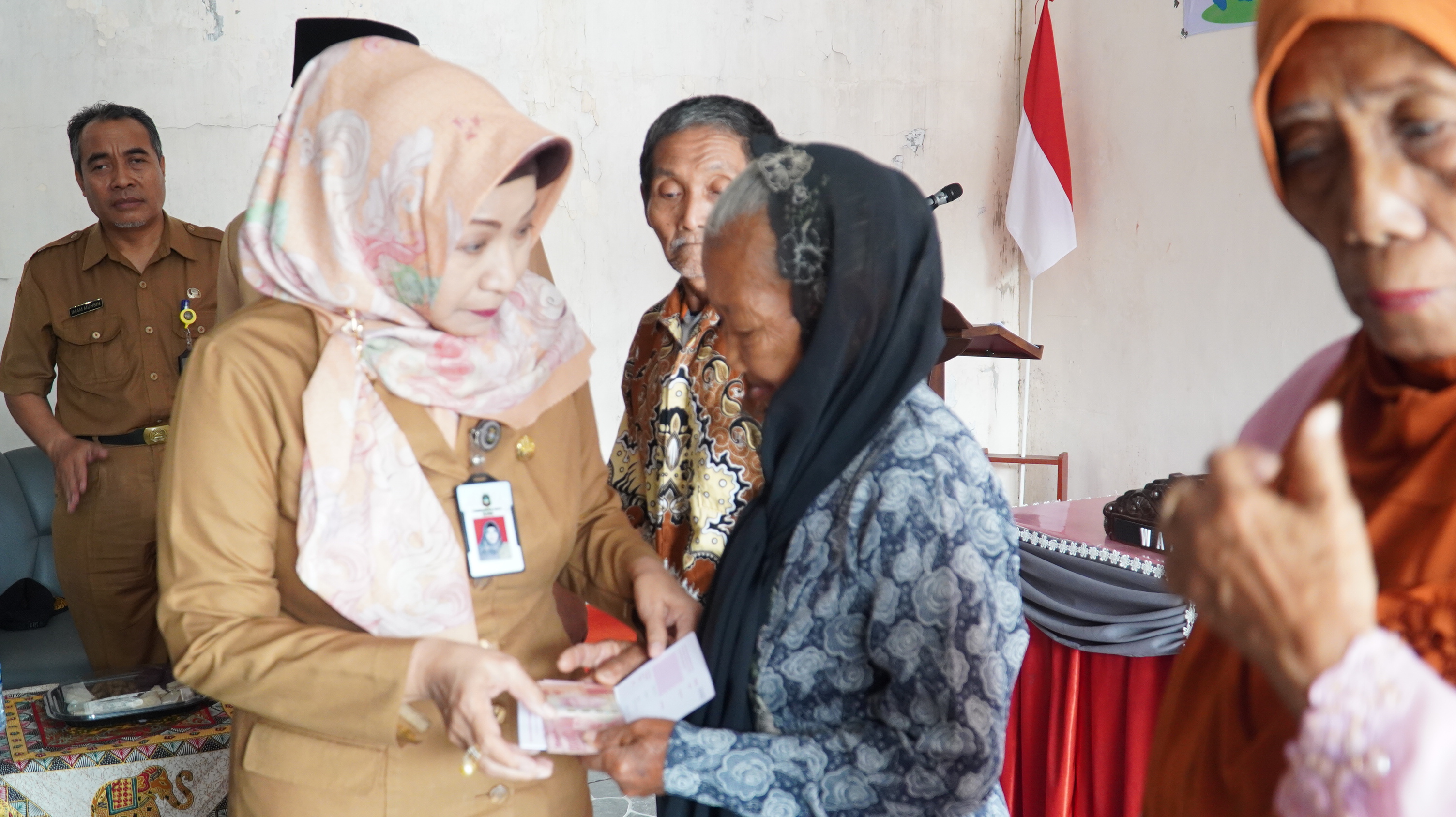 11 November 2024 - Penyaluran BANSOS PKH Plus Tahun 2024 bagi KPM LANSIA di Kota Blitar