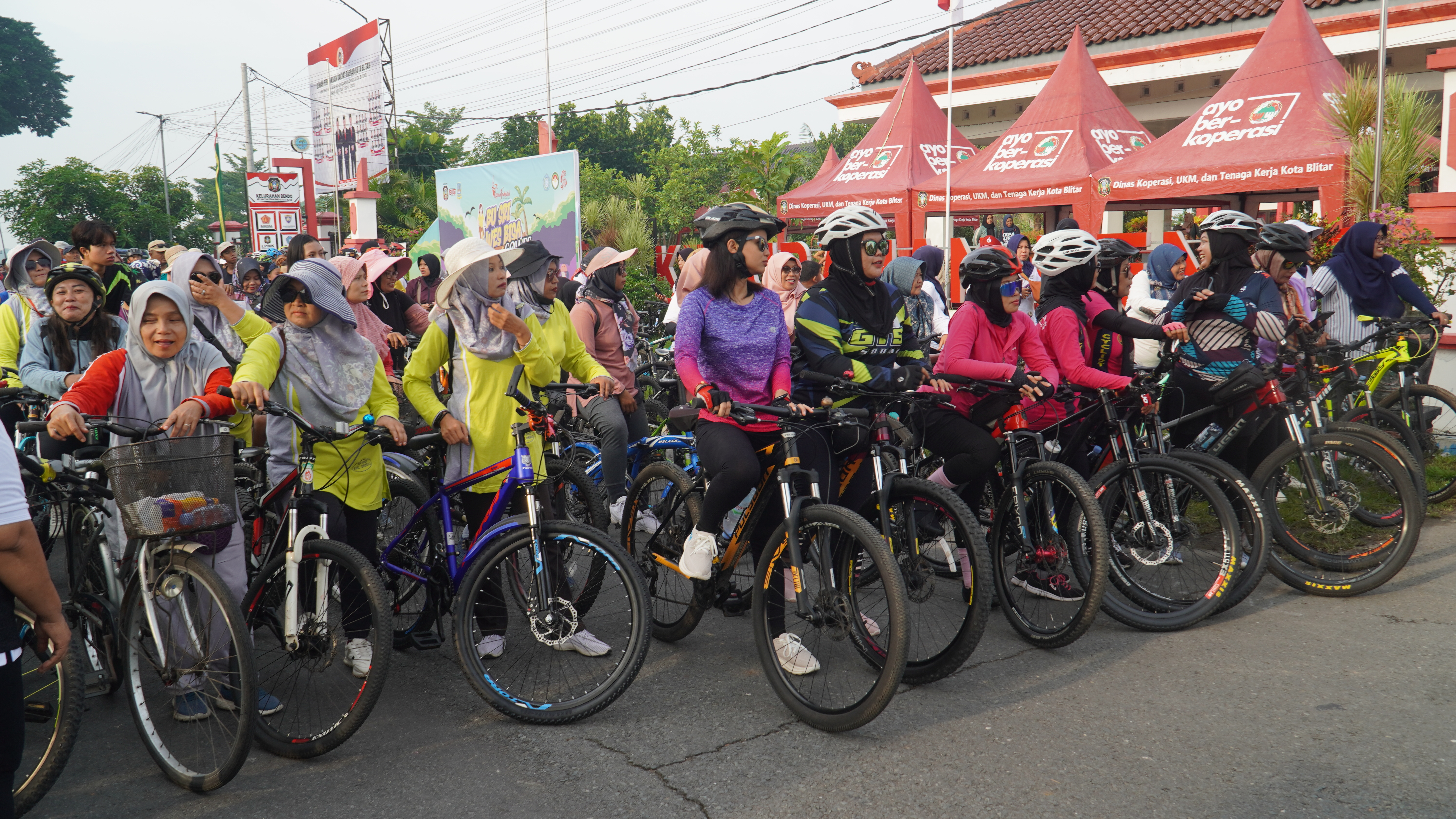 8 Desember 2024 -  Pemberangkatan SERIBU SRIKANDI GOWES SAMBIL WISATA ( BU SRI WES BISA) Tahun 2024  di Depan Kel.BENDO