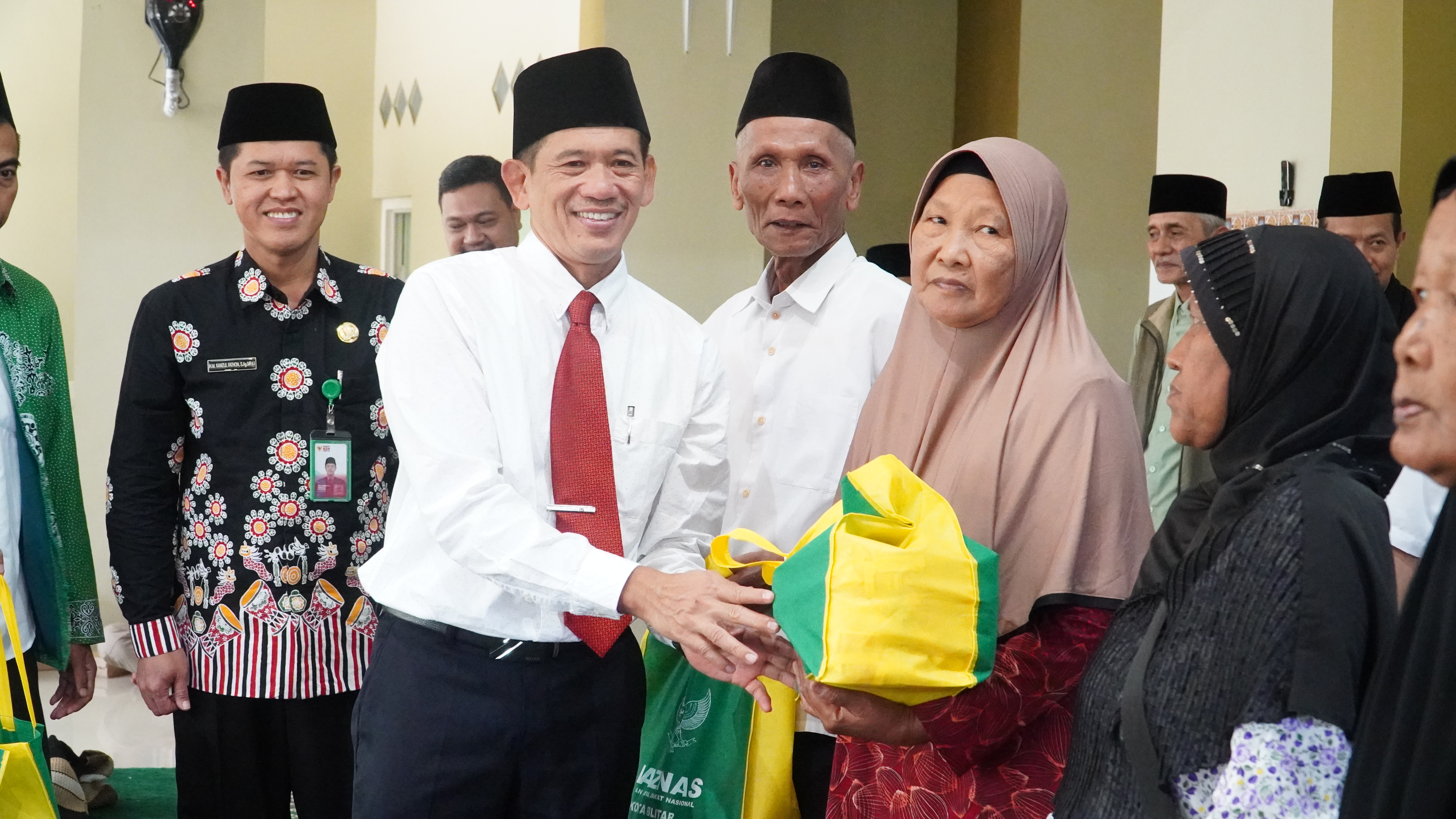 19 Desember 2024 - Penyerahan SEMBAKO BAZNAS (KEPANJENKIDUL) di Masjid Baiturahaman  Kemenag kOTA Blitar