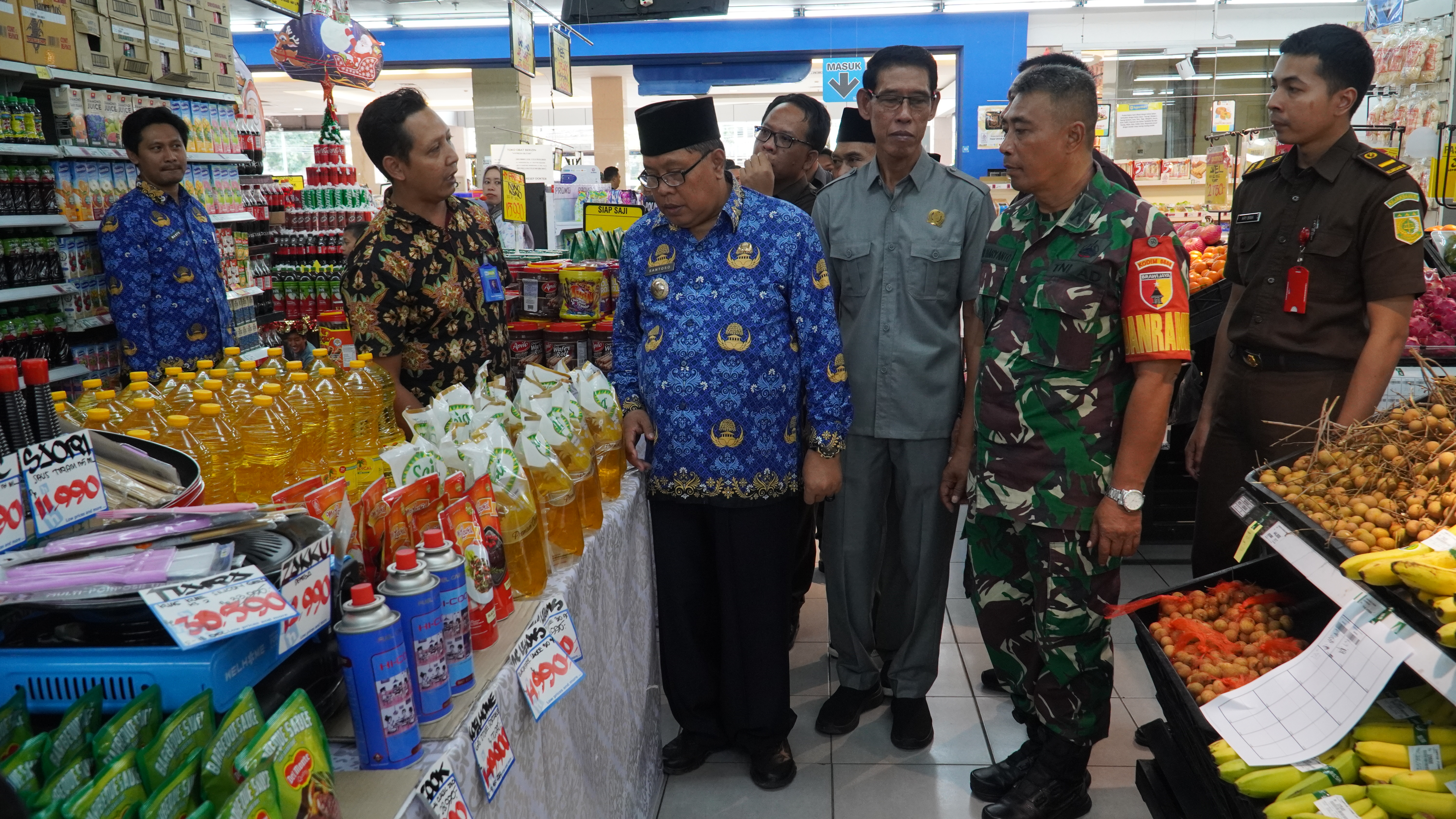 17 Desember 2024 - Pemantauan harga &amp; ketersediaan stok pangan Menjelang NATAL 2024 &amp; Tahun Baru 2025 di Pasar Legi, toko bromo, blitar