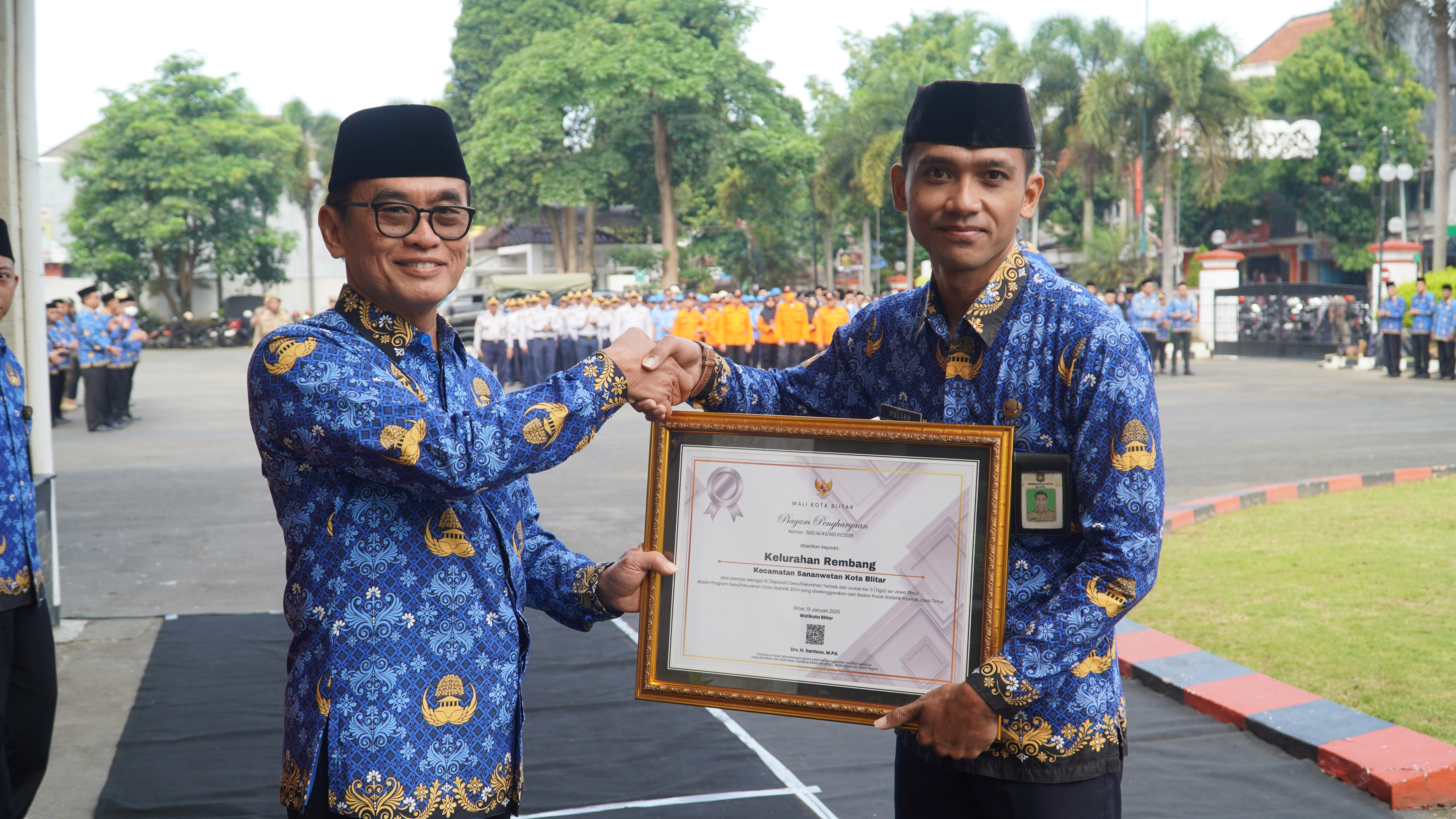 17 Januari 2025 - Upacara Rutin Tanggal 17 Bulan Januari 2025 dan Penyerahan Penghargaan Pengelolaan Data Statistik Sektoral