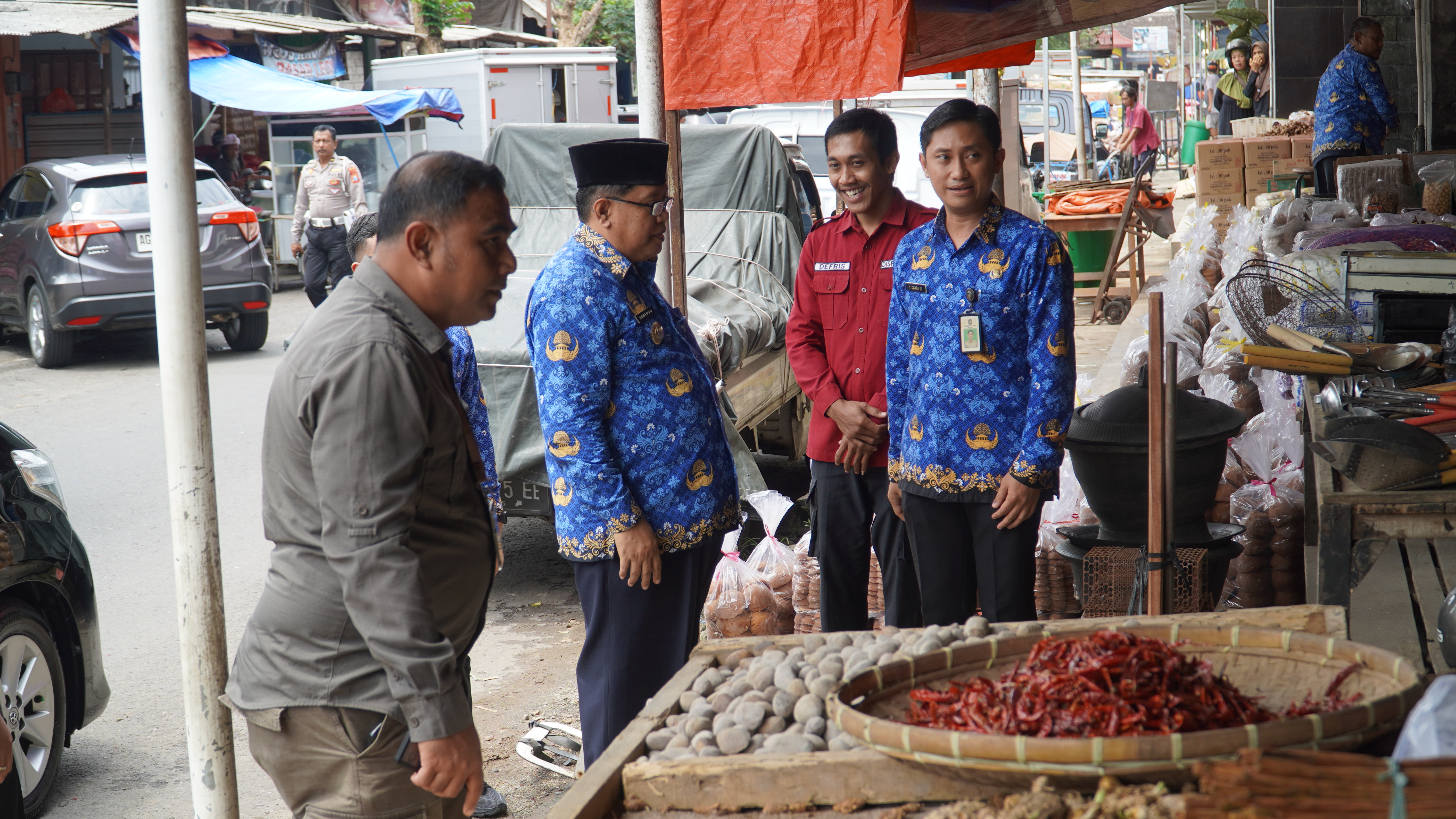 17 Desember 2024 - Pemantauan harga & ketersediaan stok pangan Menjelang NATAL 2024 &amp;amp; Tahun Baru 2025 di Pasar Legi, toko bromo, blitar