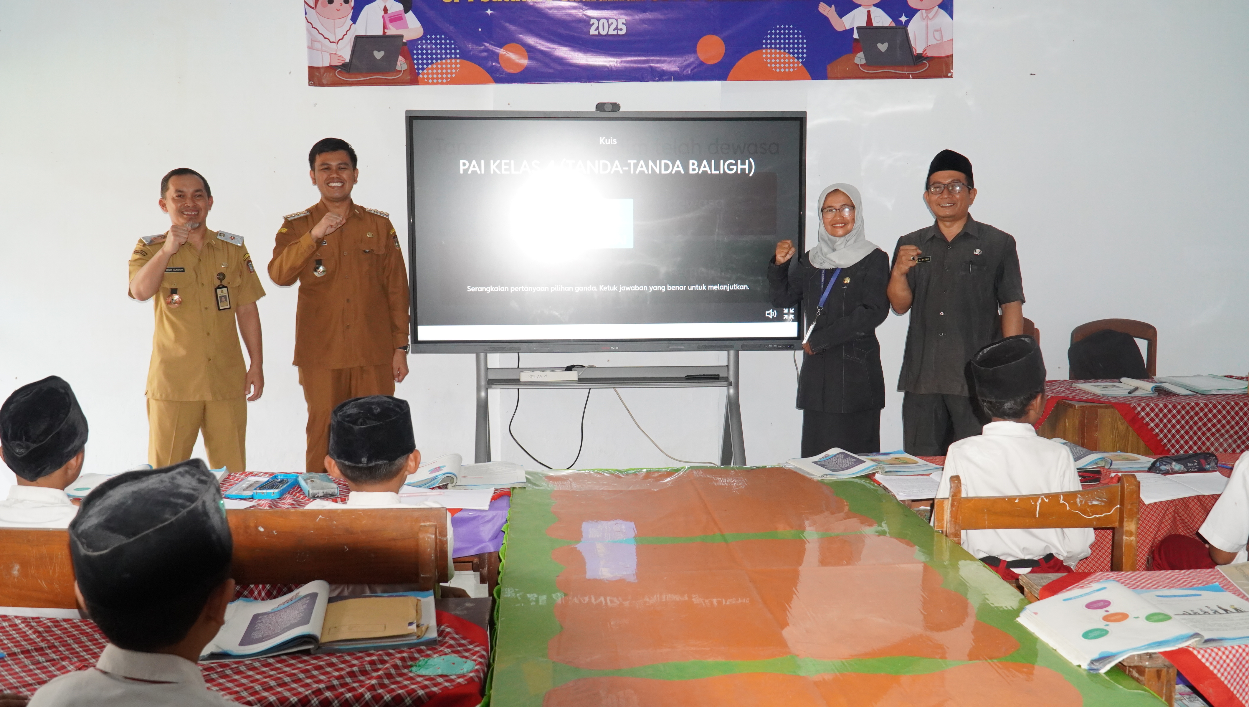11 November 2025 - Monitoring Penggunaan SMART BOART agar belajar lebih Asik di SDN Sananwetan 2 Kota Blitar