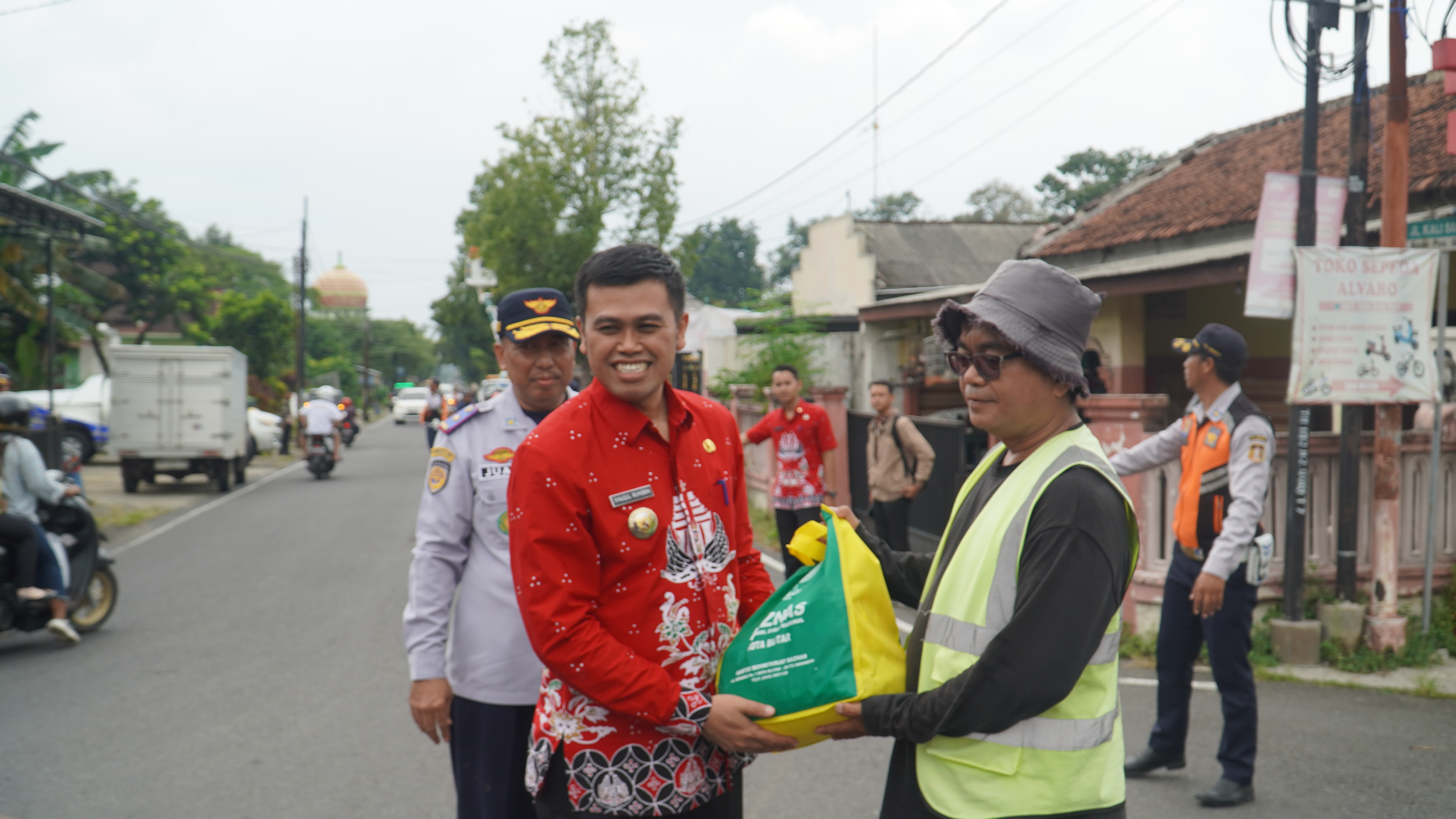 27 Maret 2025 - Pemberian bingkisan lebaran untuk SUPELTAS (JL Kartini &amp;amp; Jl.Kalimas)