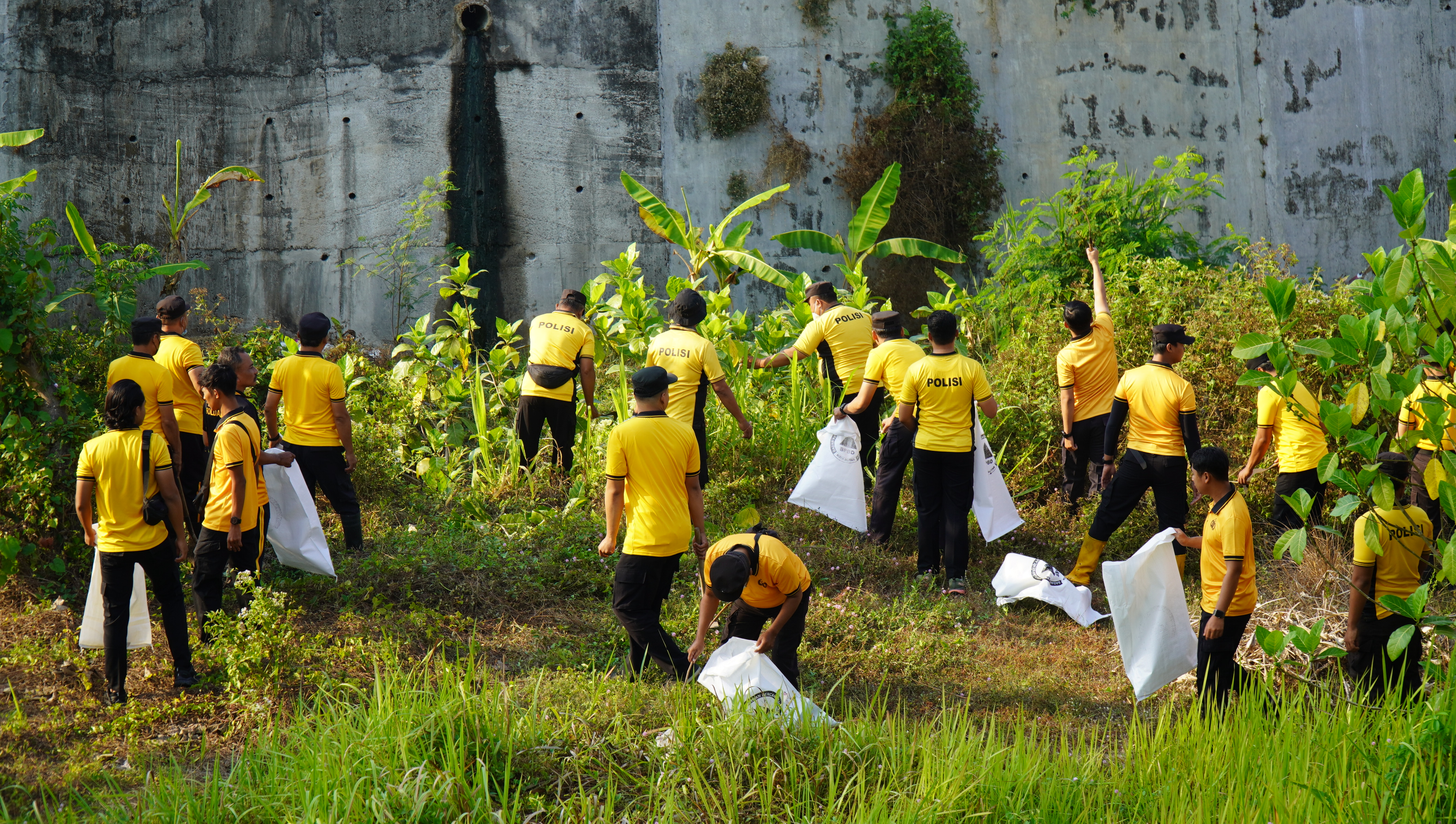 18 jum'at Gerakan Indonesia ASRI & Apel WORDL CLEAN UP DAY di Sungai Kali Lahar Jl.Bakung Sukorejo