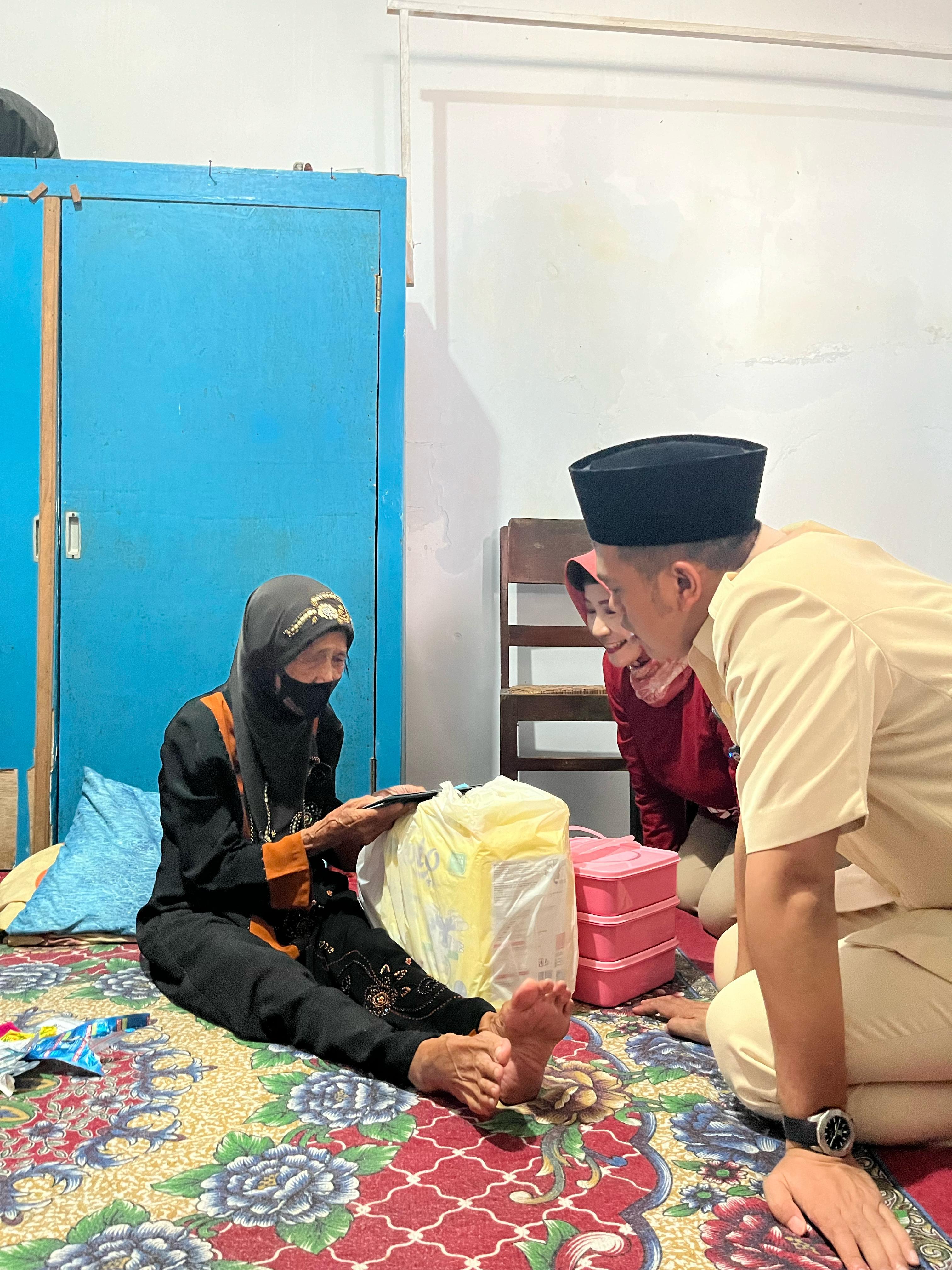 21 Maret 2025 - Pembagian BERKAT SAE untuk lansia (bu Boinem sekorejo, Bpk Hariyanto Plosokerep, Bu Ginah Kauman)
