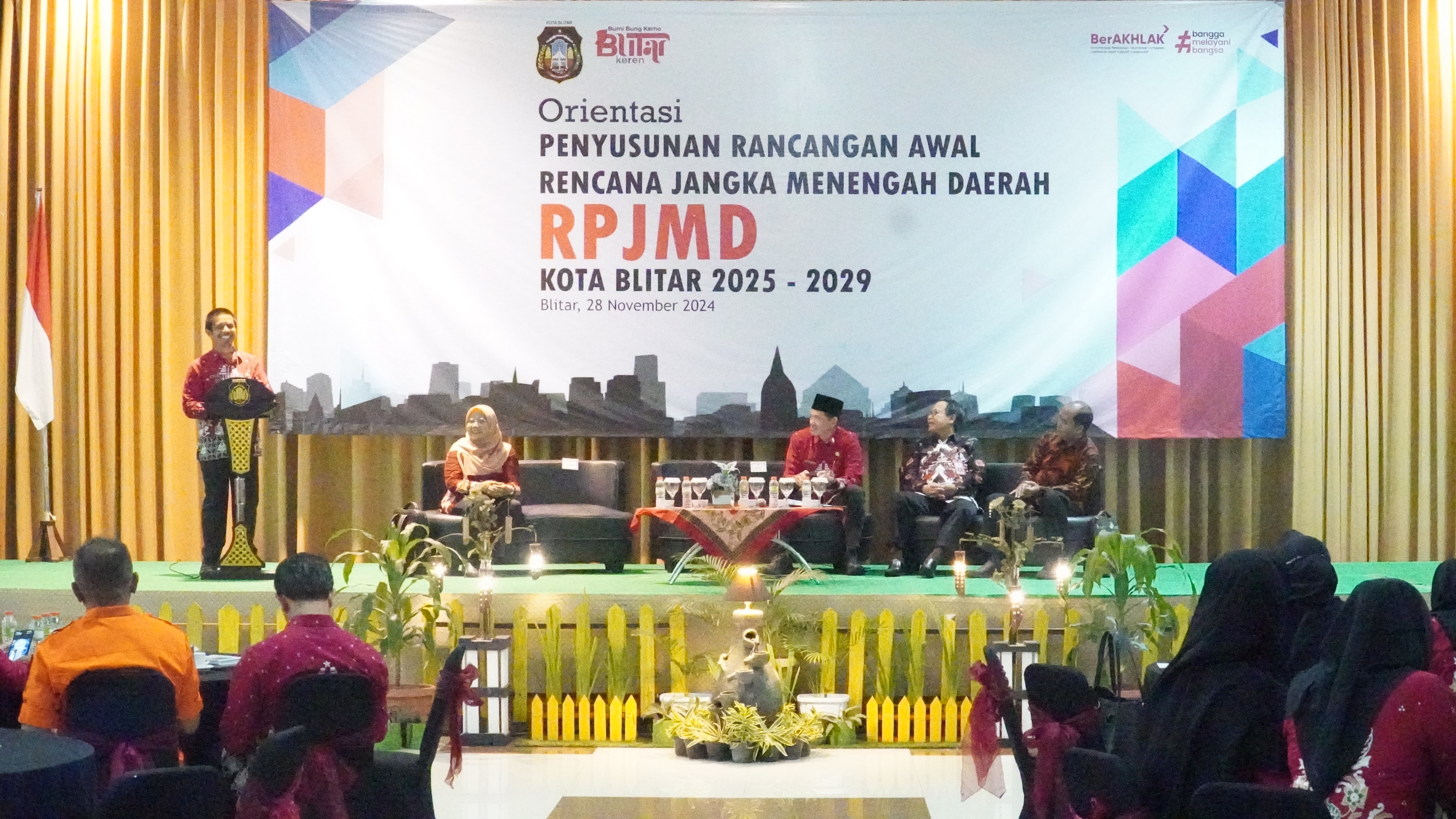 28 November 2024 -  Orientasi Penyusunan Perancangan Awal RPJMD Kota Blitar Tahun 2025 di Hall KAGAWARA Hotel PP