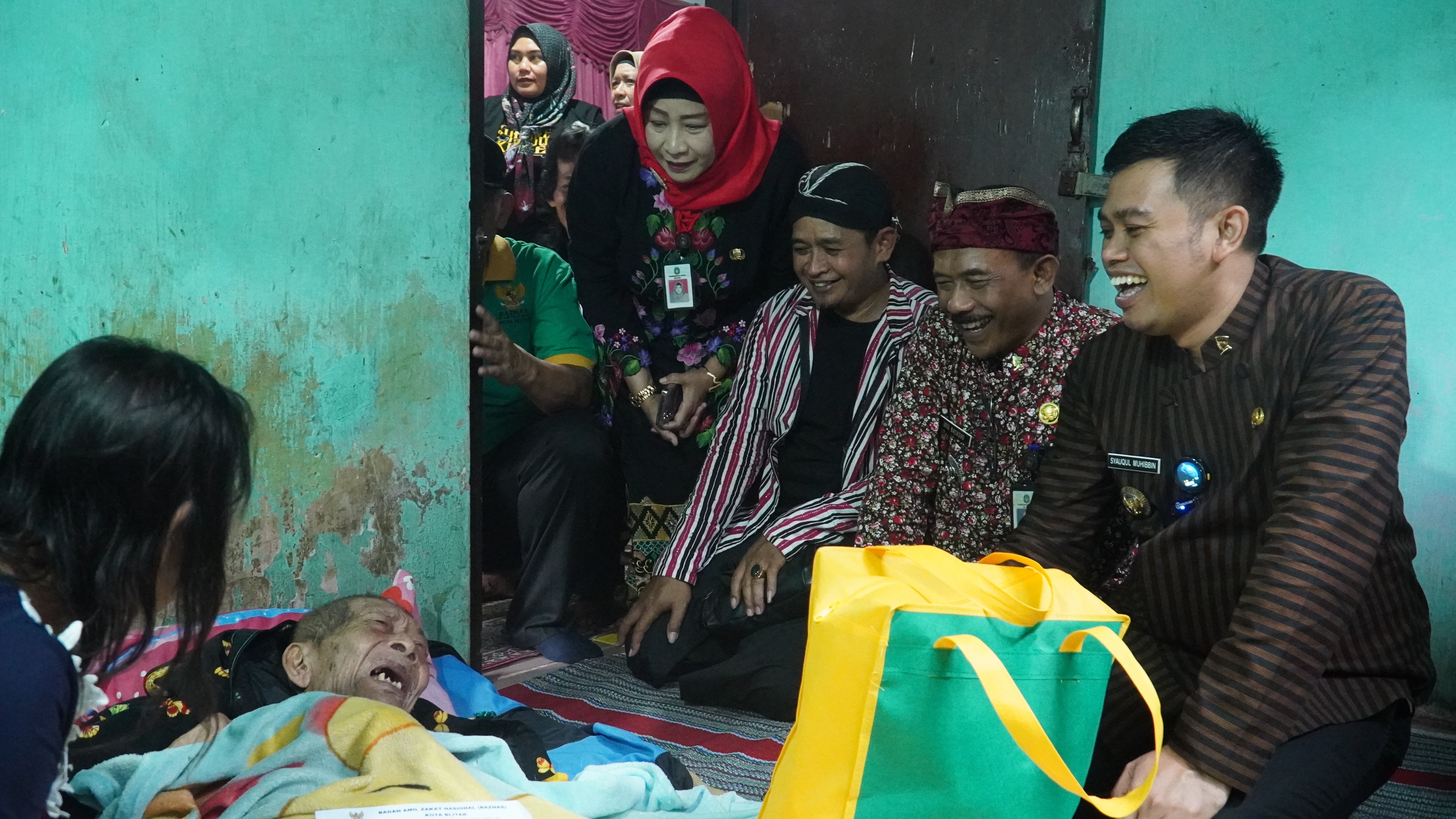 11 April 2025 - Penyerahan Bantuan pada warga sakit (Bapak KASIRIN ) di Jl. Jati RW 03 RT 12 Turi