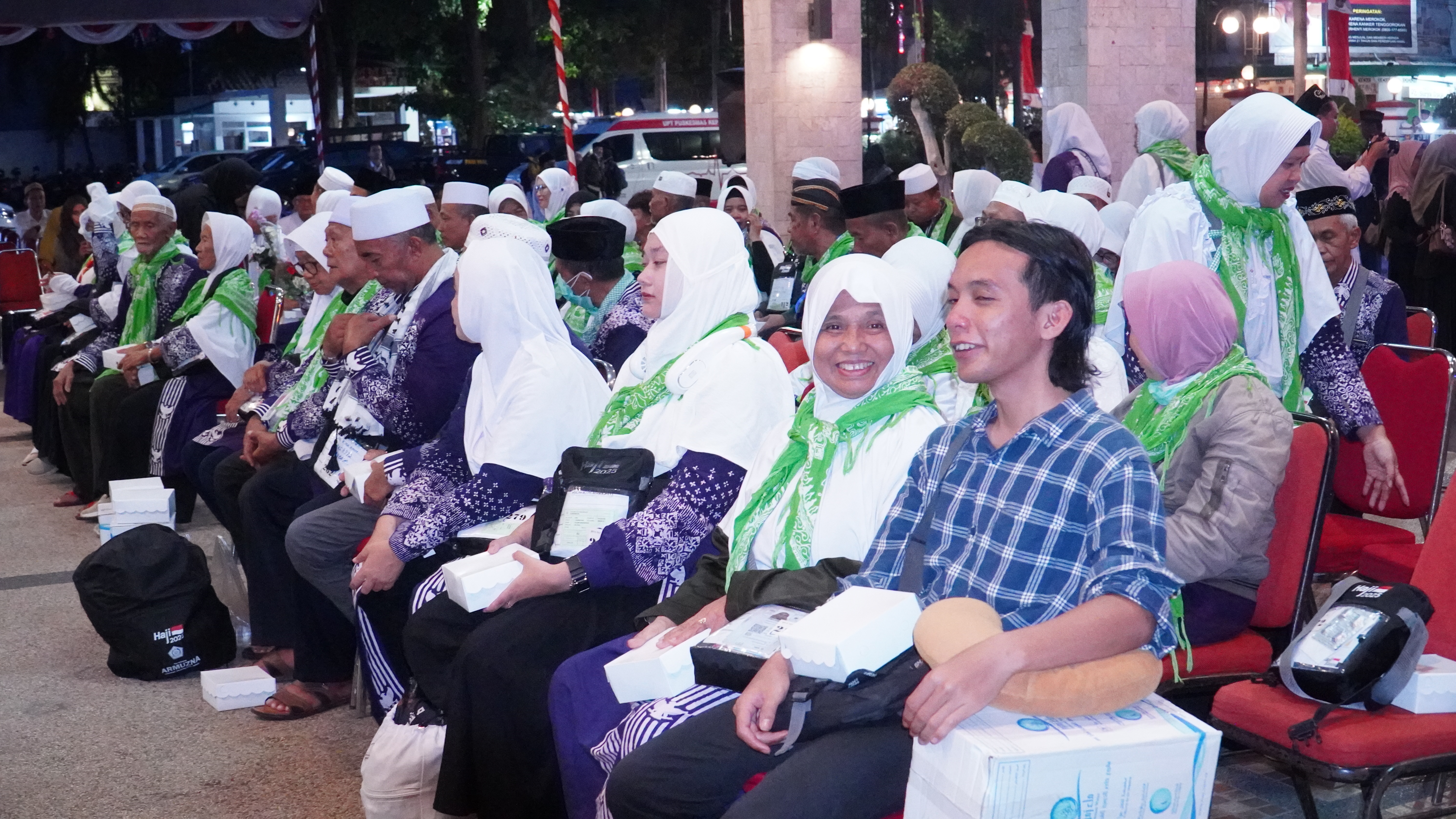25 Juni 2025 - Penyambutan  Jamaah Haji Kloter 26 di halaman Kantor Walikota Blitar