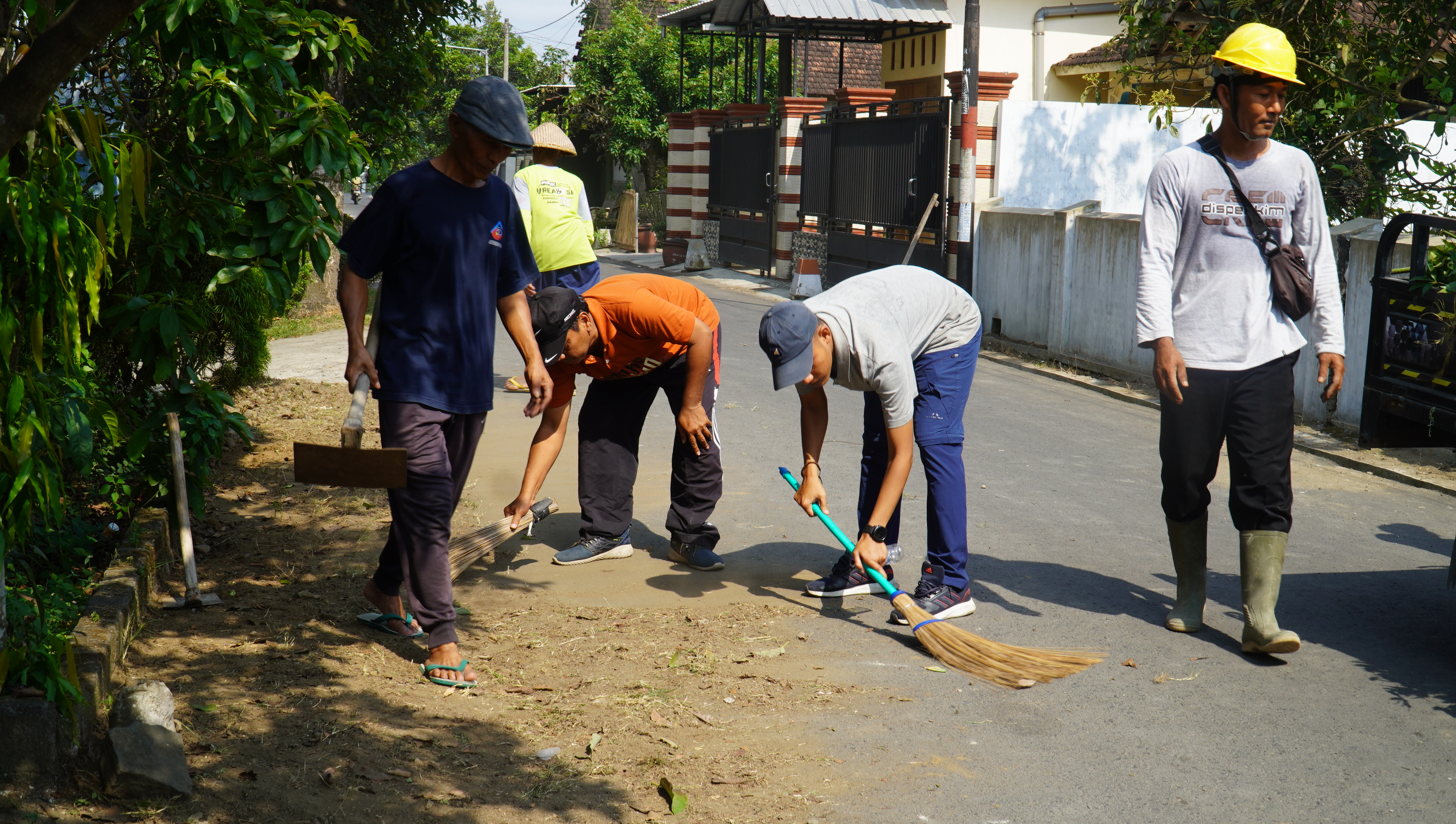 10 Oktober 2025-Sayan Pembersihan Saluran Drainase Lingkungan bersama Warga Kel.Tanjungsari di RT02 RT 03 RW 04 Lingkungan JOSENAN Tanjungsari