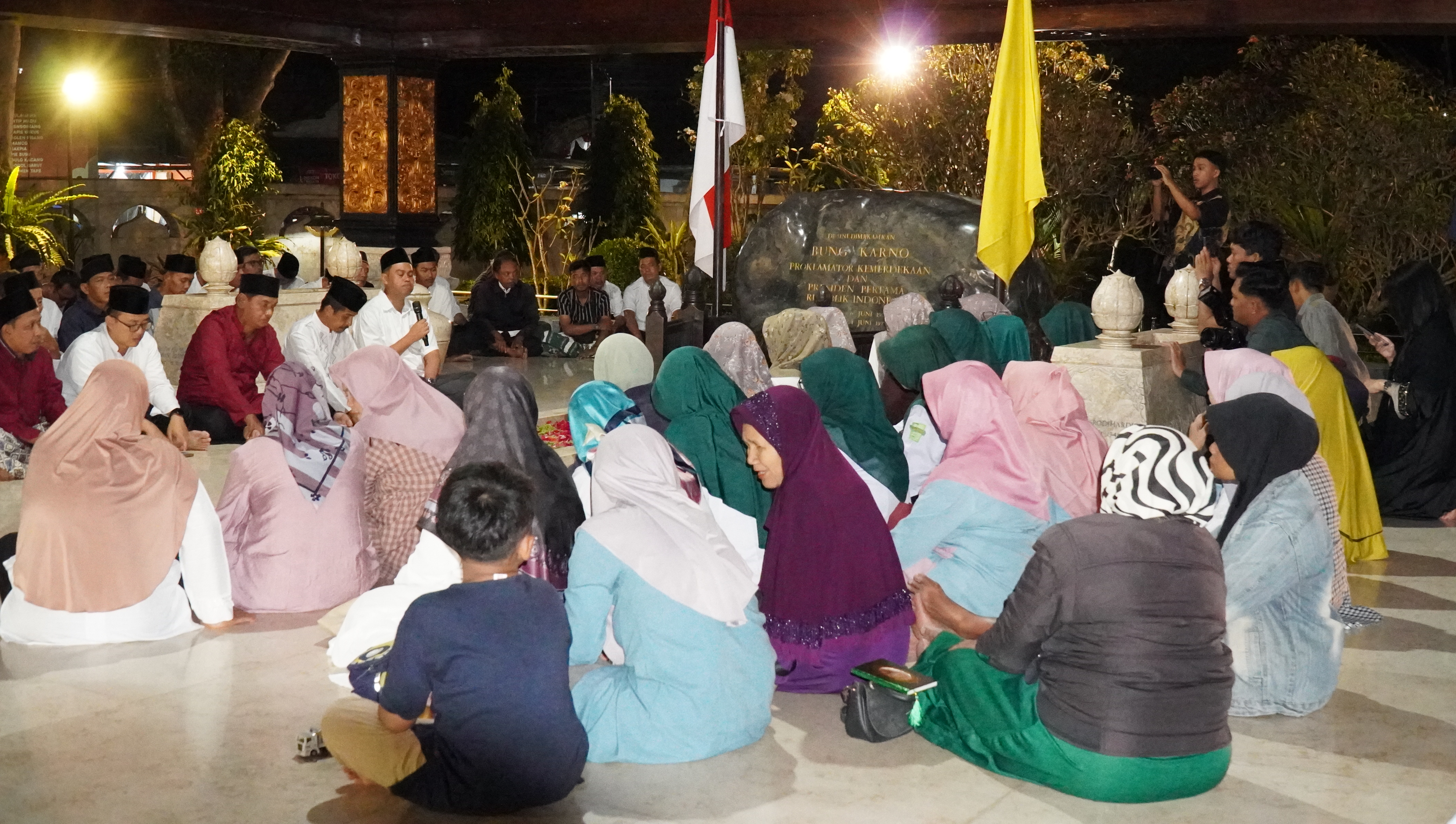 17 kamis Ziarah Makam Bung Karno Rutinan Malam Jumat