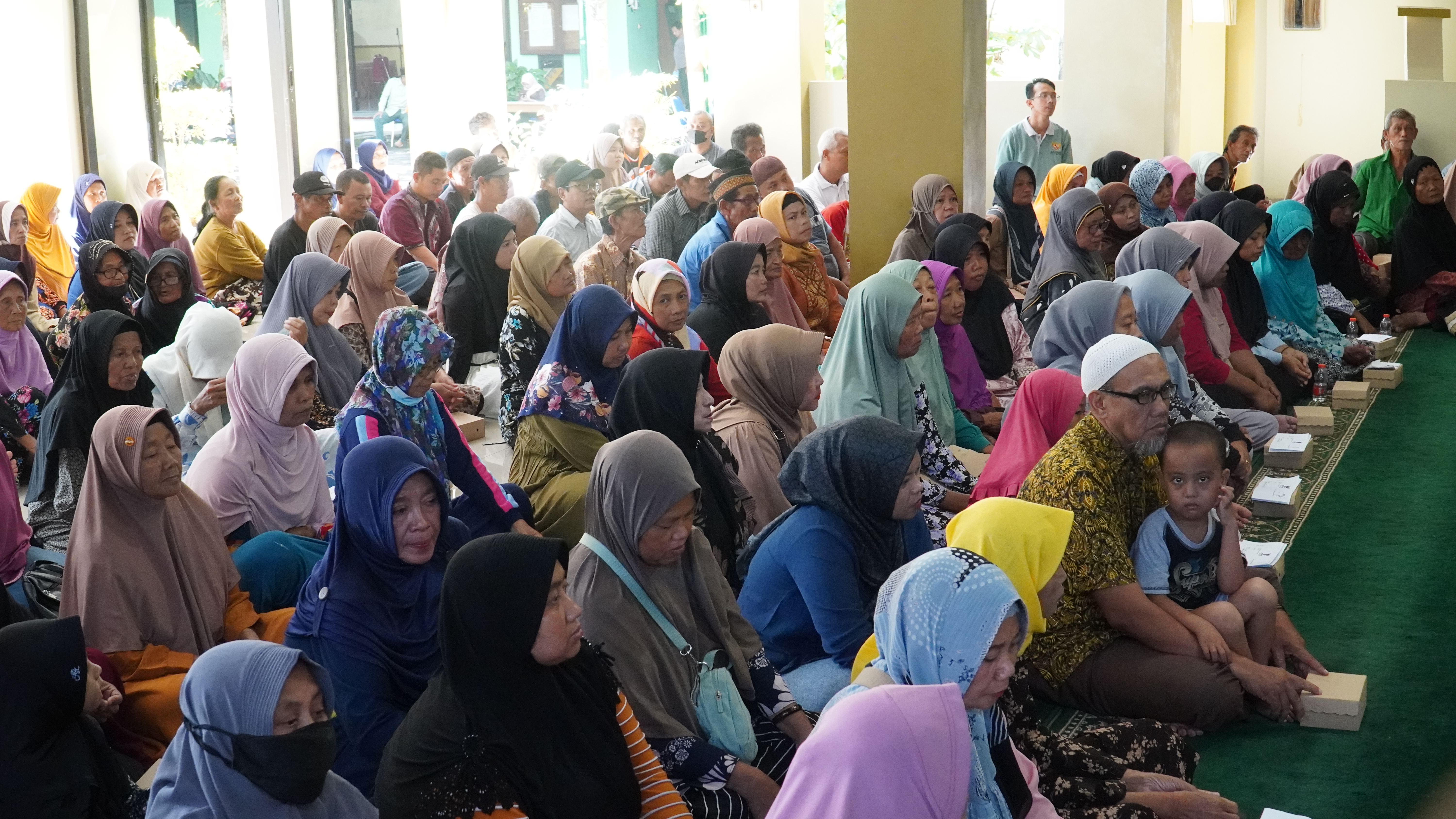 19 Desember 2024 - Penyerahan SEMBAKO BAZNAS (KEPANJENKIDUL) di Masjid Baiturahaman  Kemenag kOTA Blitar