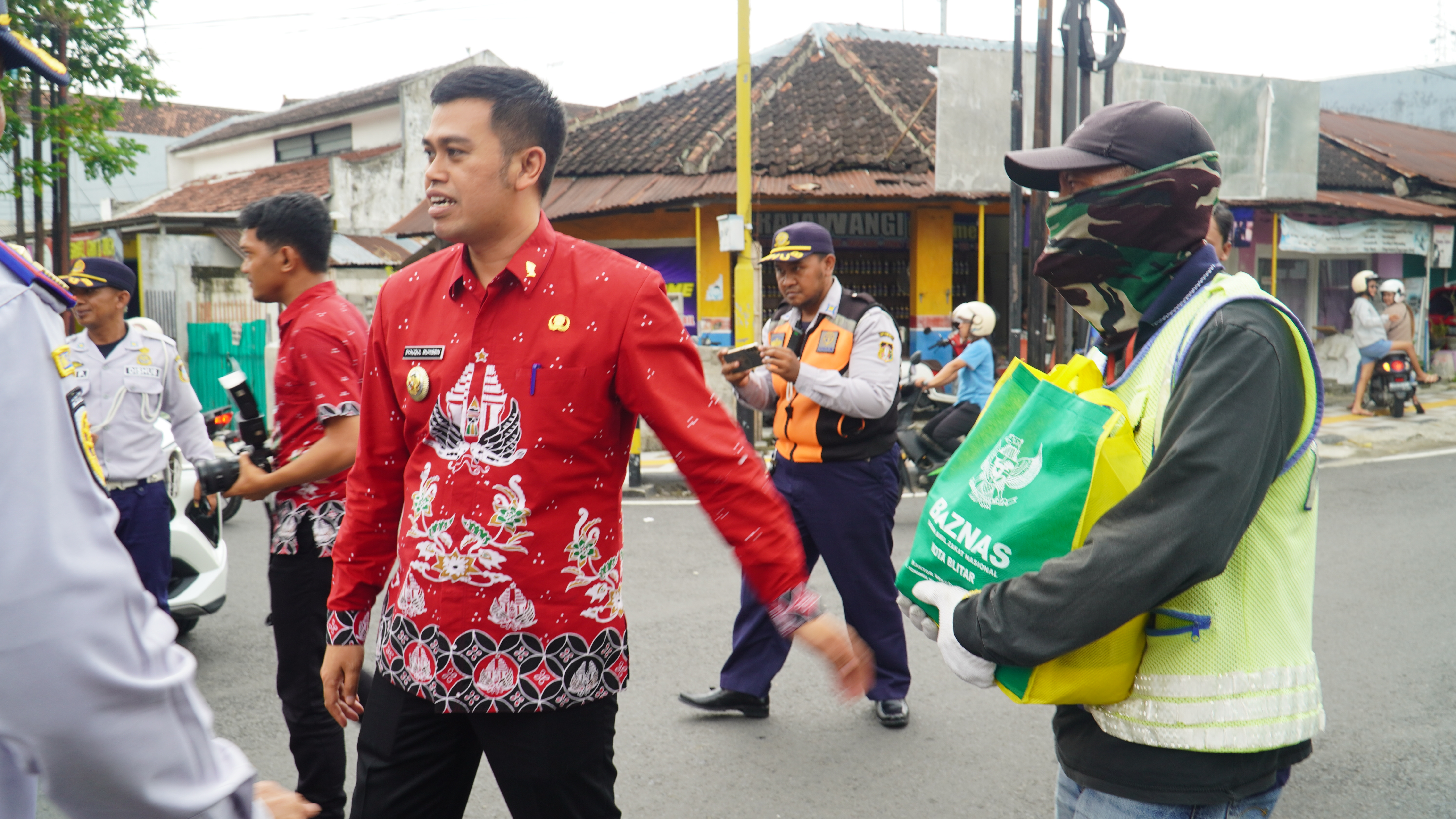 27 Maret 2025 - Pemberian bingkisan lebaran untuk SUPELTAS (JL Kartini &amp;amp; Jl.Kalimas)