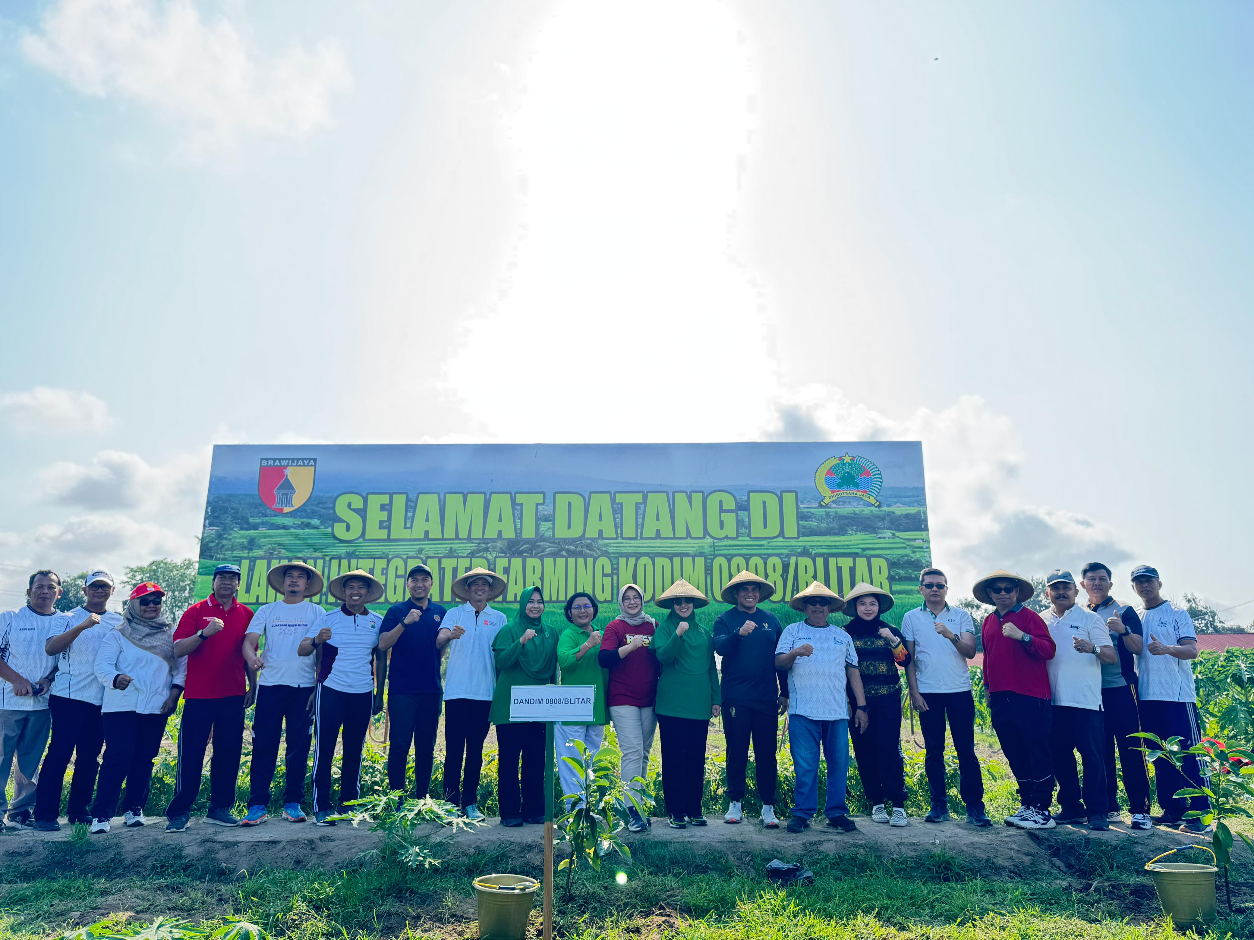 10 Oktober 2025-Senam &amp;amp; Penanaman Pohon bersama Kodim 0808 Blitar di Lahan Ketahanan Pangan KompiProduksi Kodim 0808 Dandong Srengat