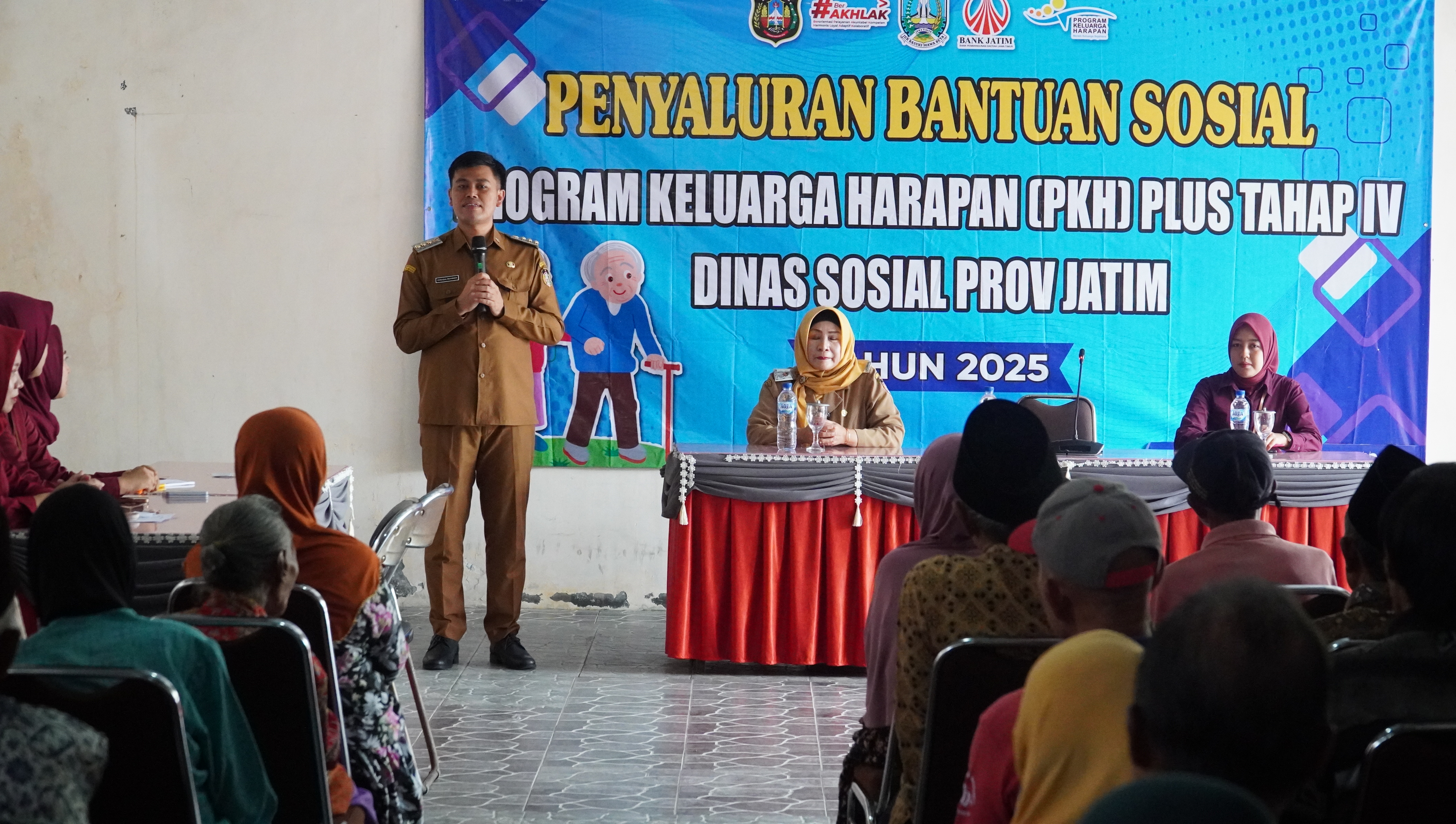 24 November 2025- Penyerahan Bansos PKH PLUS Tahap IV di Kantor Dinsos