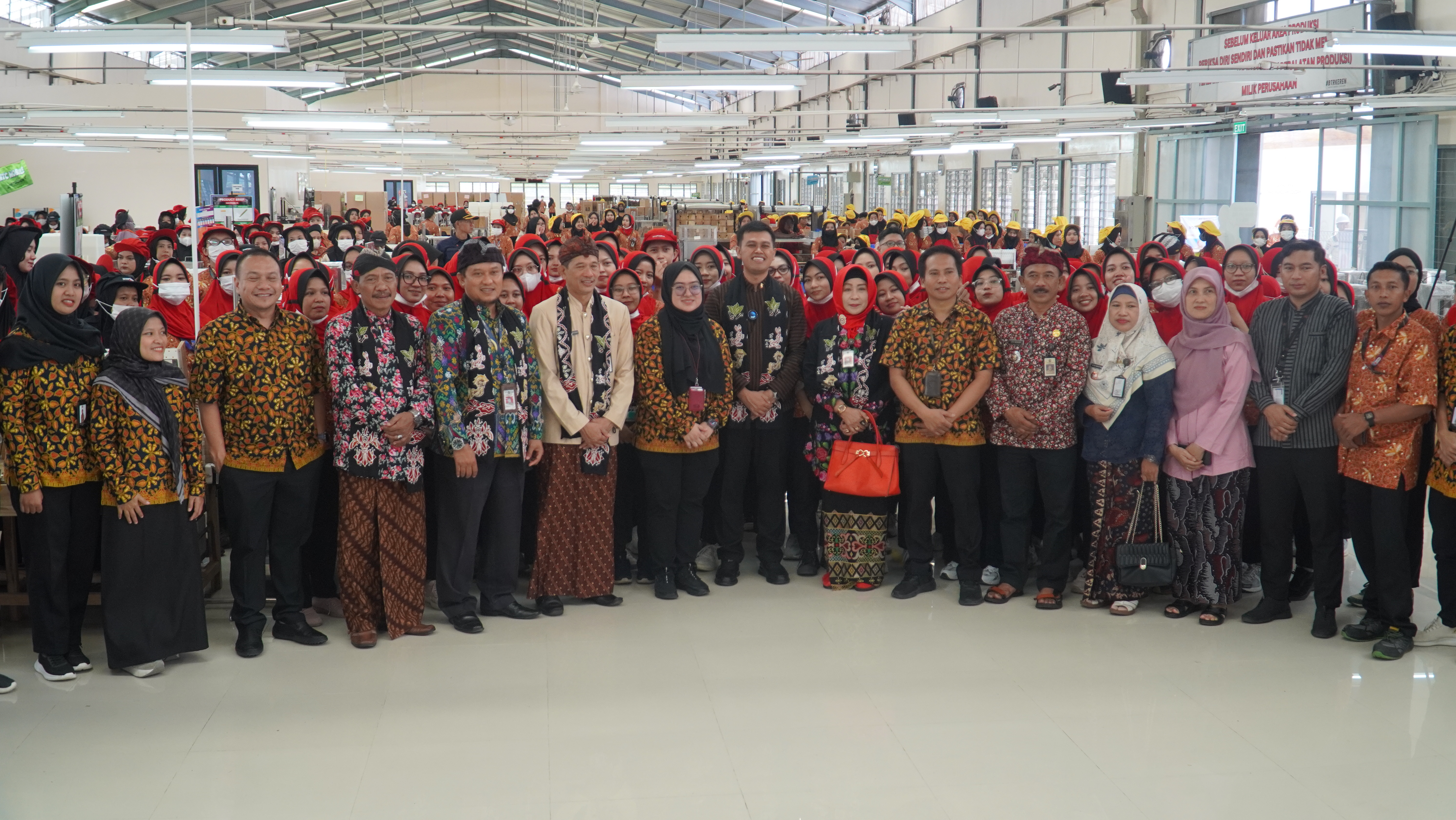 11 April 2025 - Penyerahan Simbolis BLT Rokok PT HM SAMPOERNA di PT HM Sampoerna Jl.Mojo Sawur 11 Sanankulon