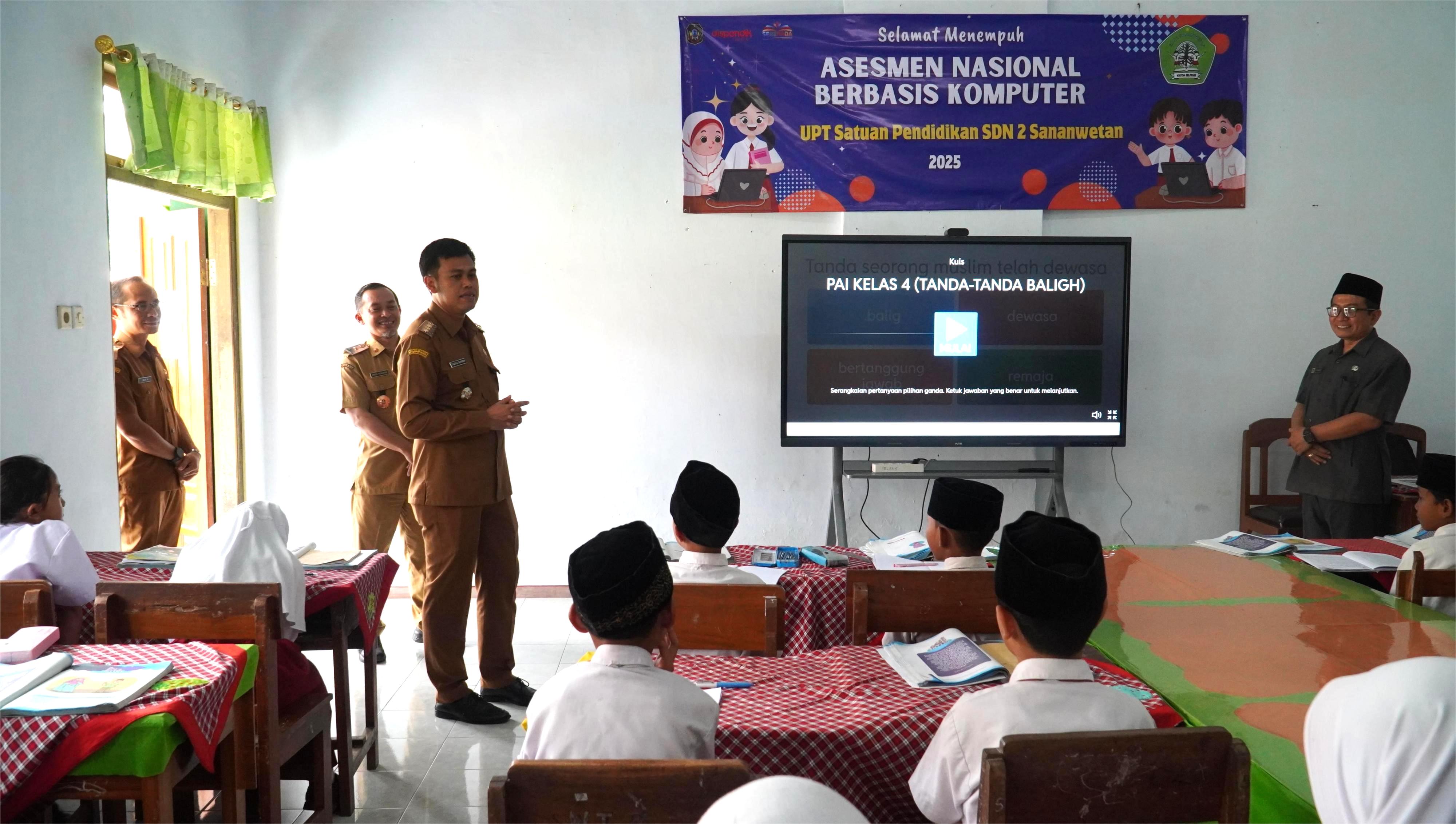 11 November 2025 - Monitoring Penggunaan SMART BOART agar belajar lebih Asik di SDN Sananwetan 2 Kota Blitar