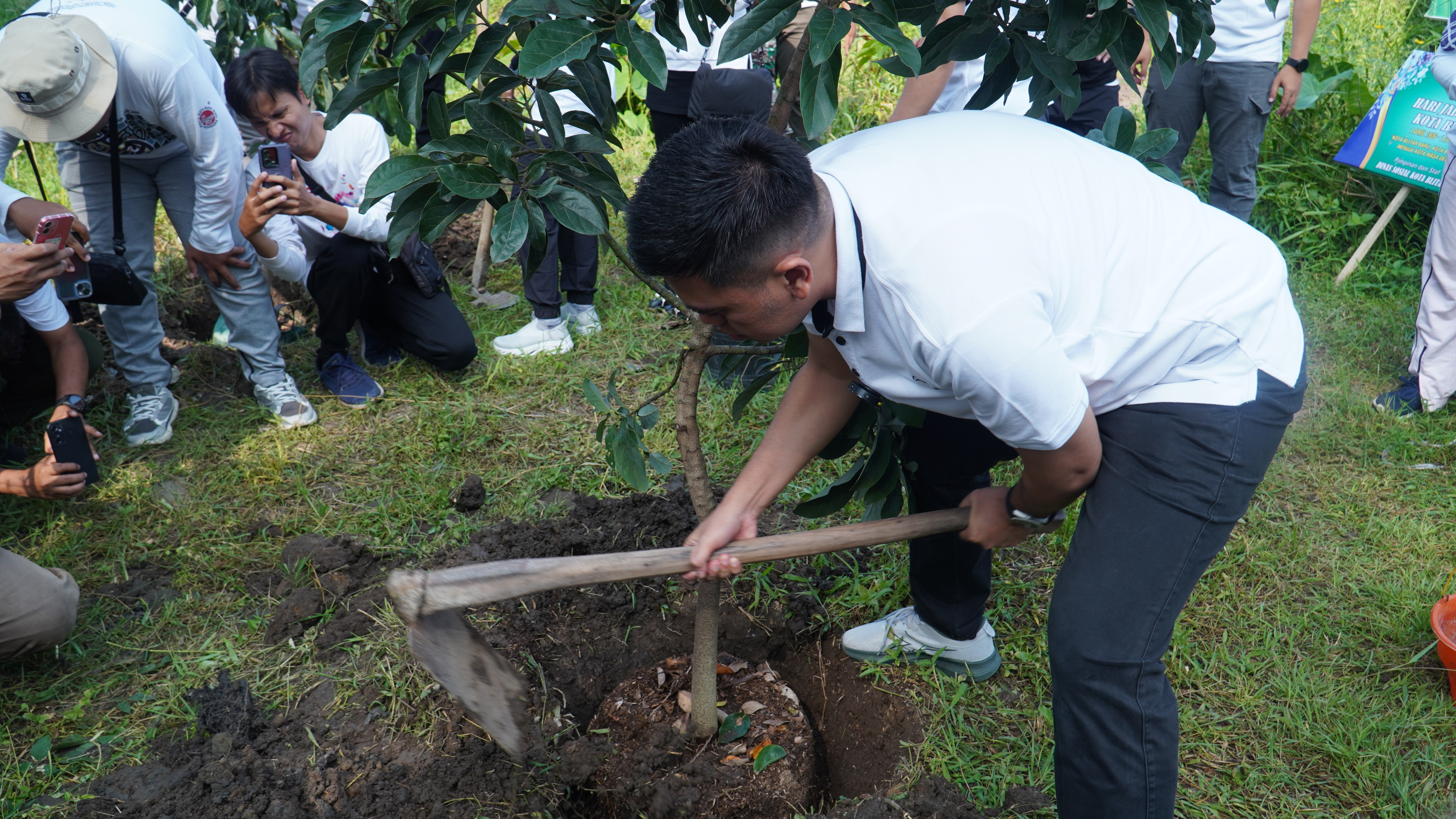 25 April 2025 - Penanaman Pohon Buah Hari Jadi Ke-119 Kota Blitar di Kali Karplos