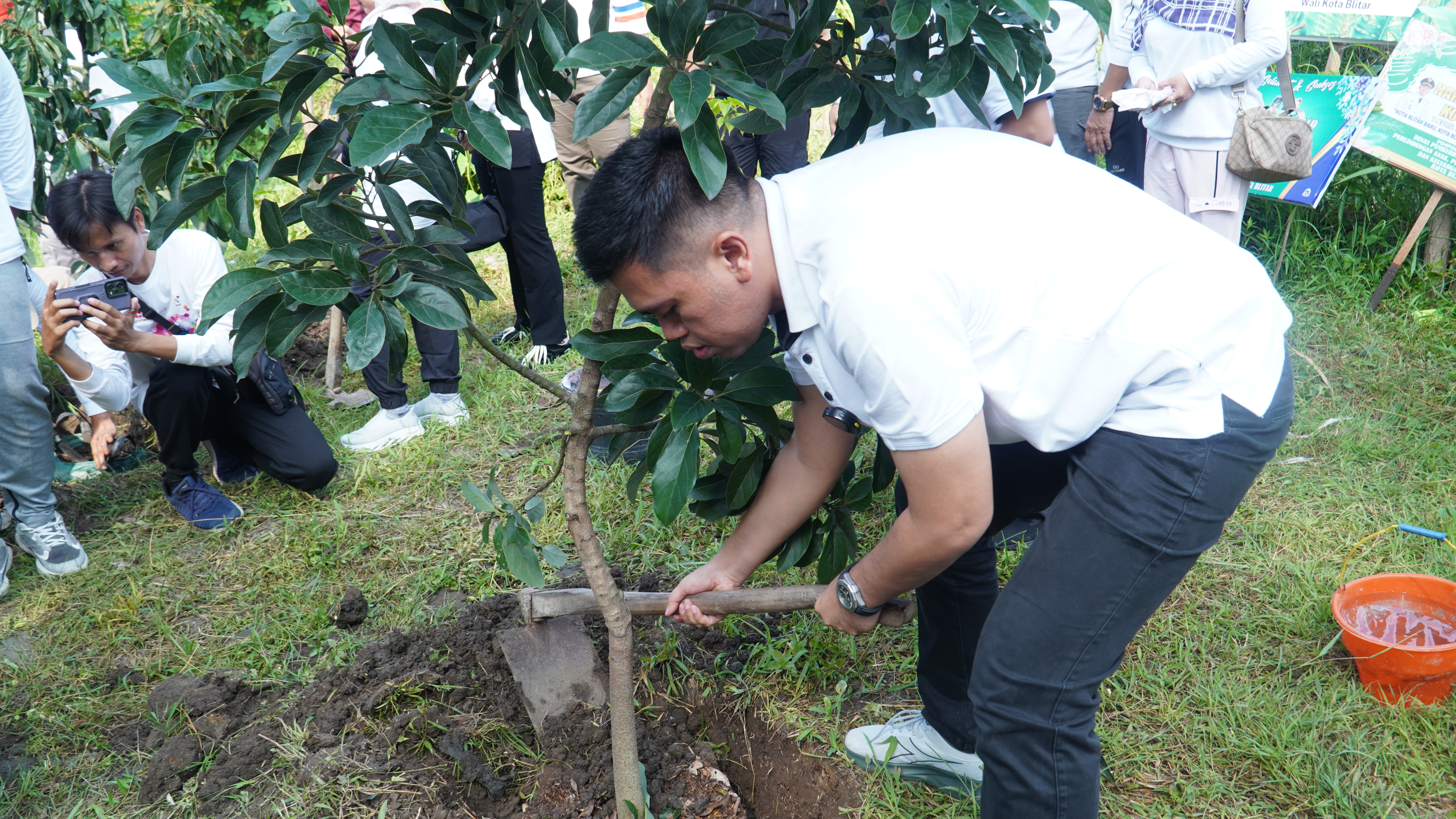 25 April 2025 - Penanaman Pohon Buah Hari Jadi Ke-119 Kota Blitar di Kali Karplos
