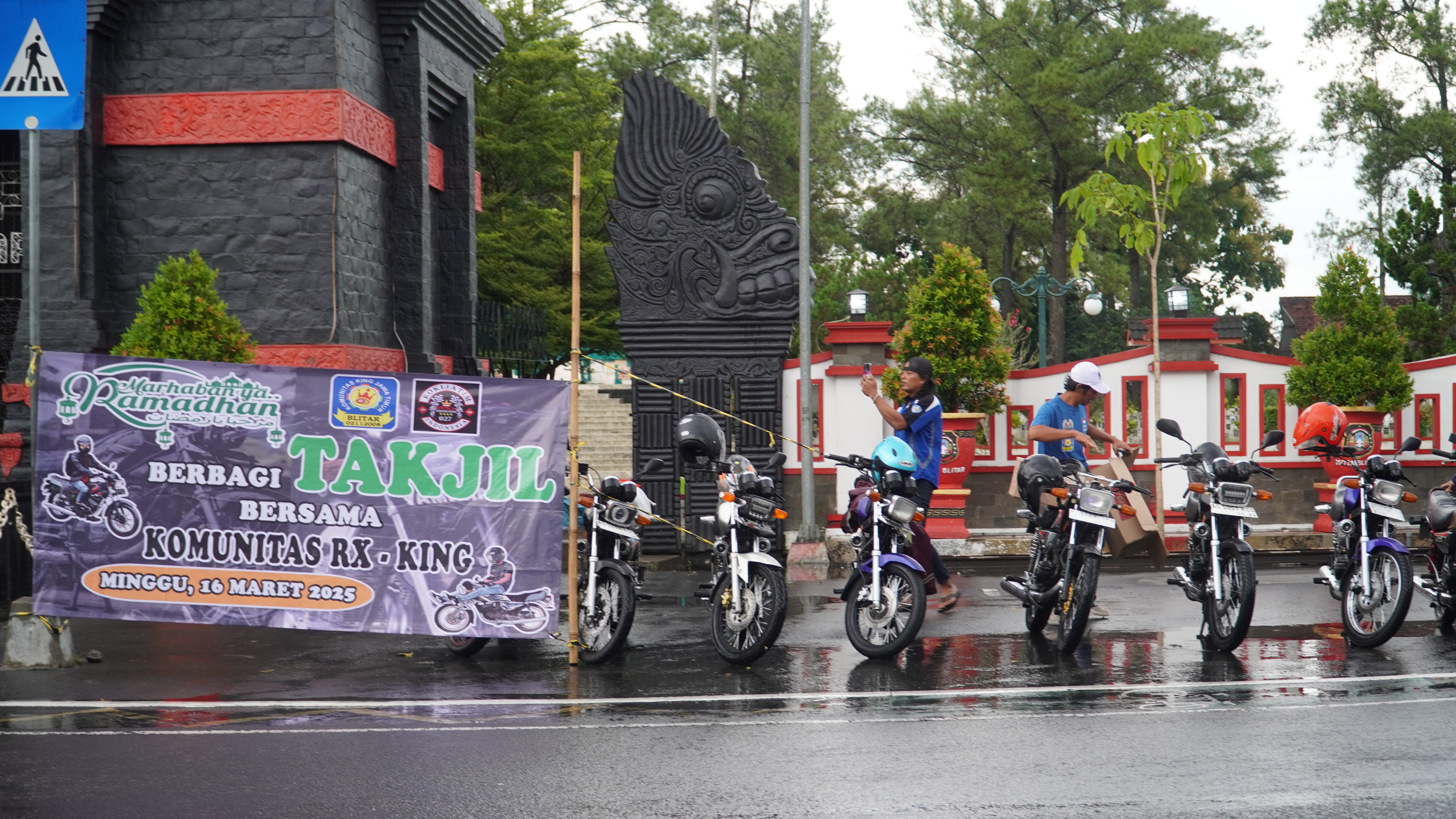 16 Maret 2025 - Pembagian Takjil bersama Komunitas RX KING Jatim Blitar di depan TMP R WIJAYA