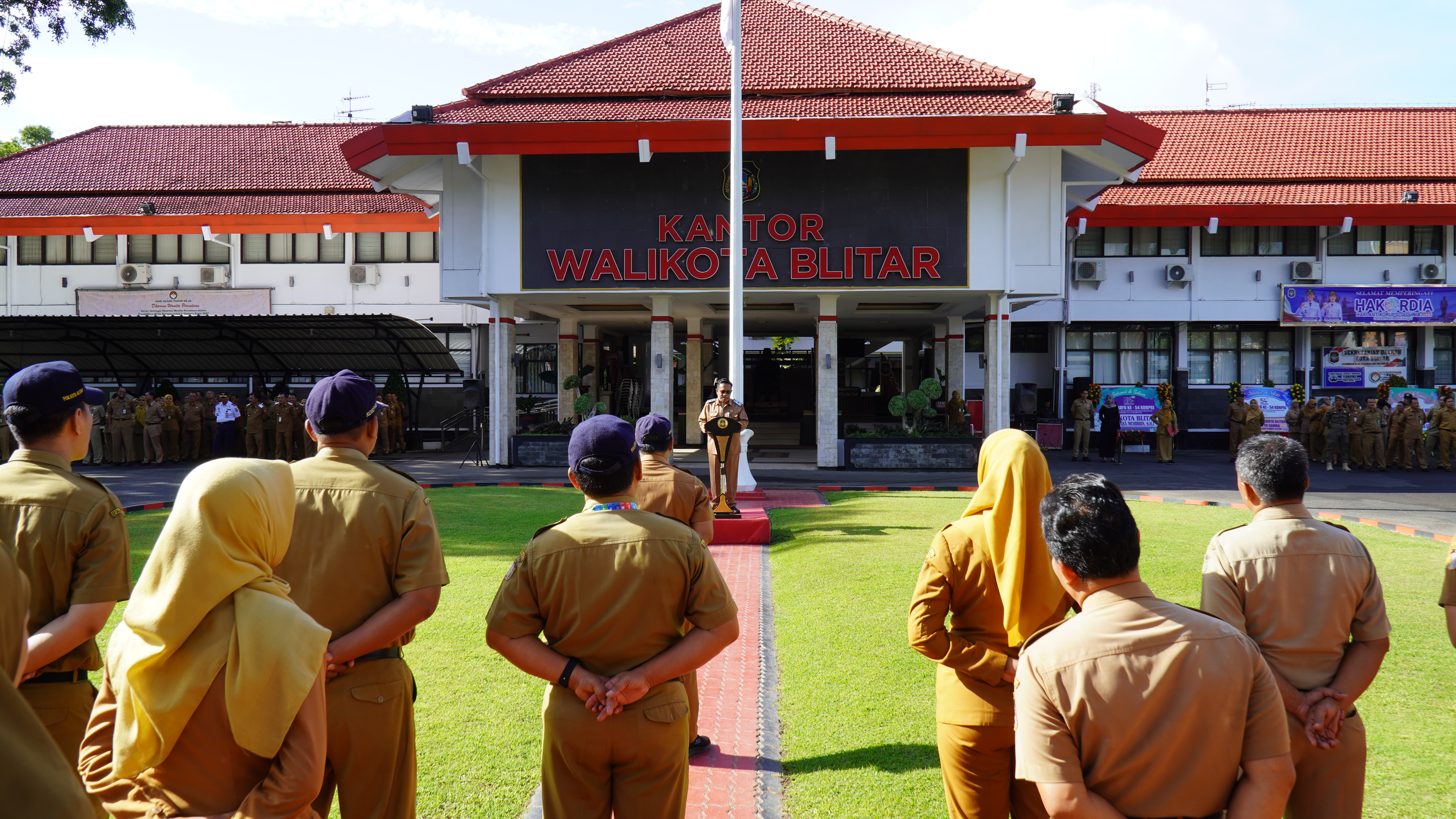 15 Desember 2025- Apel Gabungan ASN PEMKOT BLITAR (Bapak Aminurcholis Kadis DISPORA)