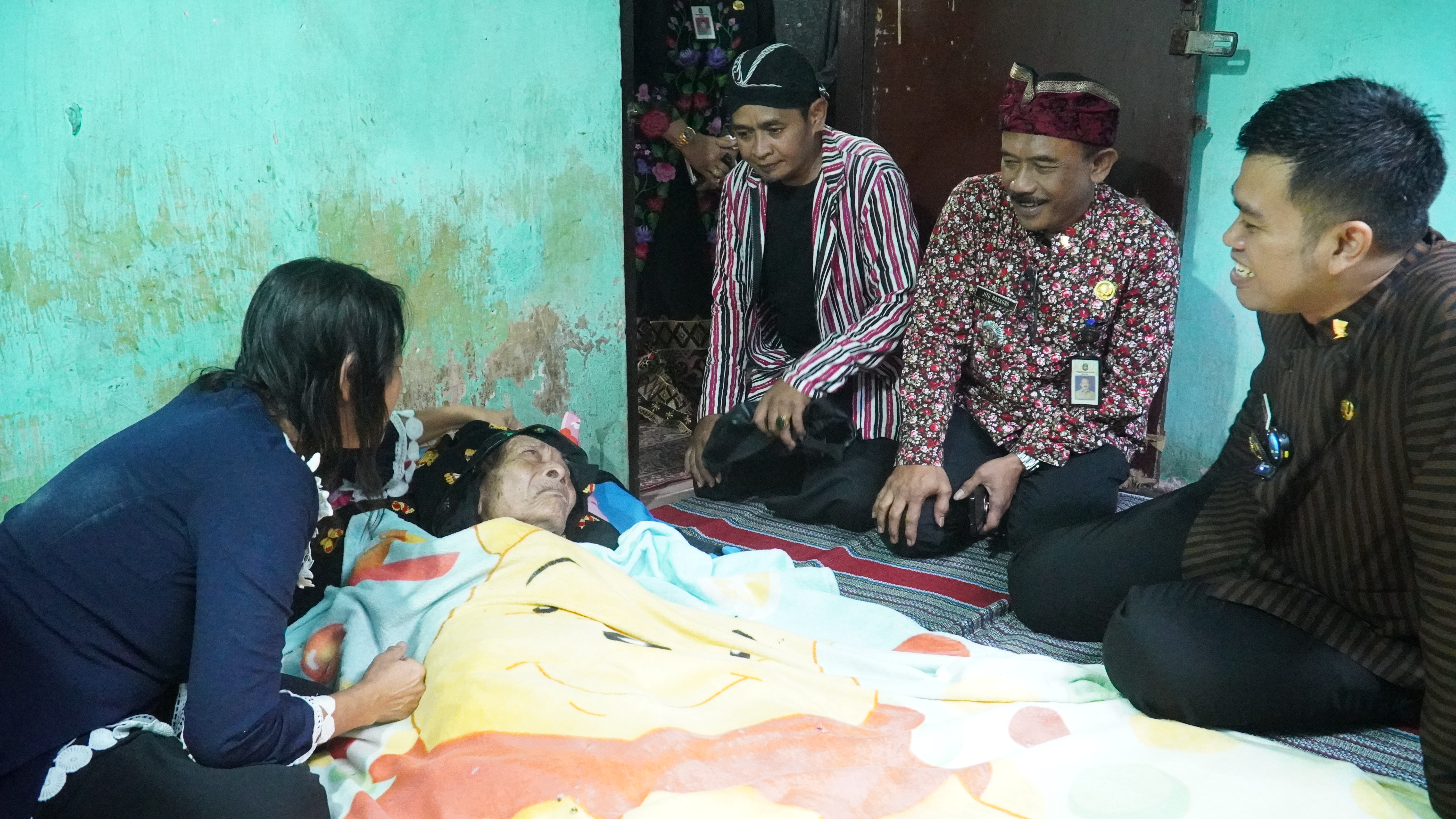 11 April 2025 - Penyerahan Bantuan pada warga sakit (Bapak KASIRIN ) di Jl. Jati RW 03 RT 12 Turi