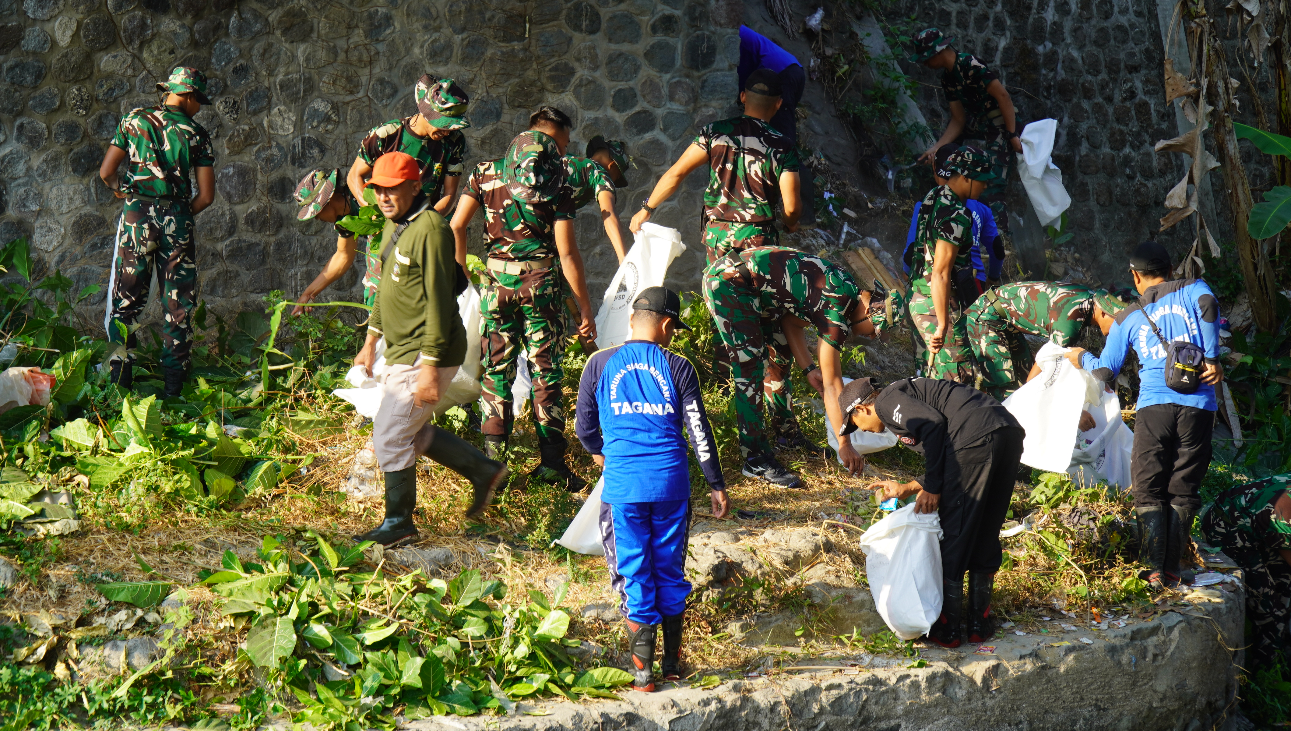 18 jum'at Gerakan Indonesia ASRI & Apel WORDL CLEAN UP DAY di Sungai Kali Lahar Jl.Bakung Sukorejo