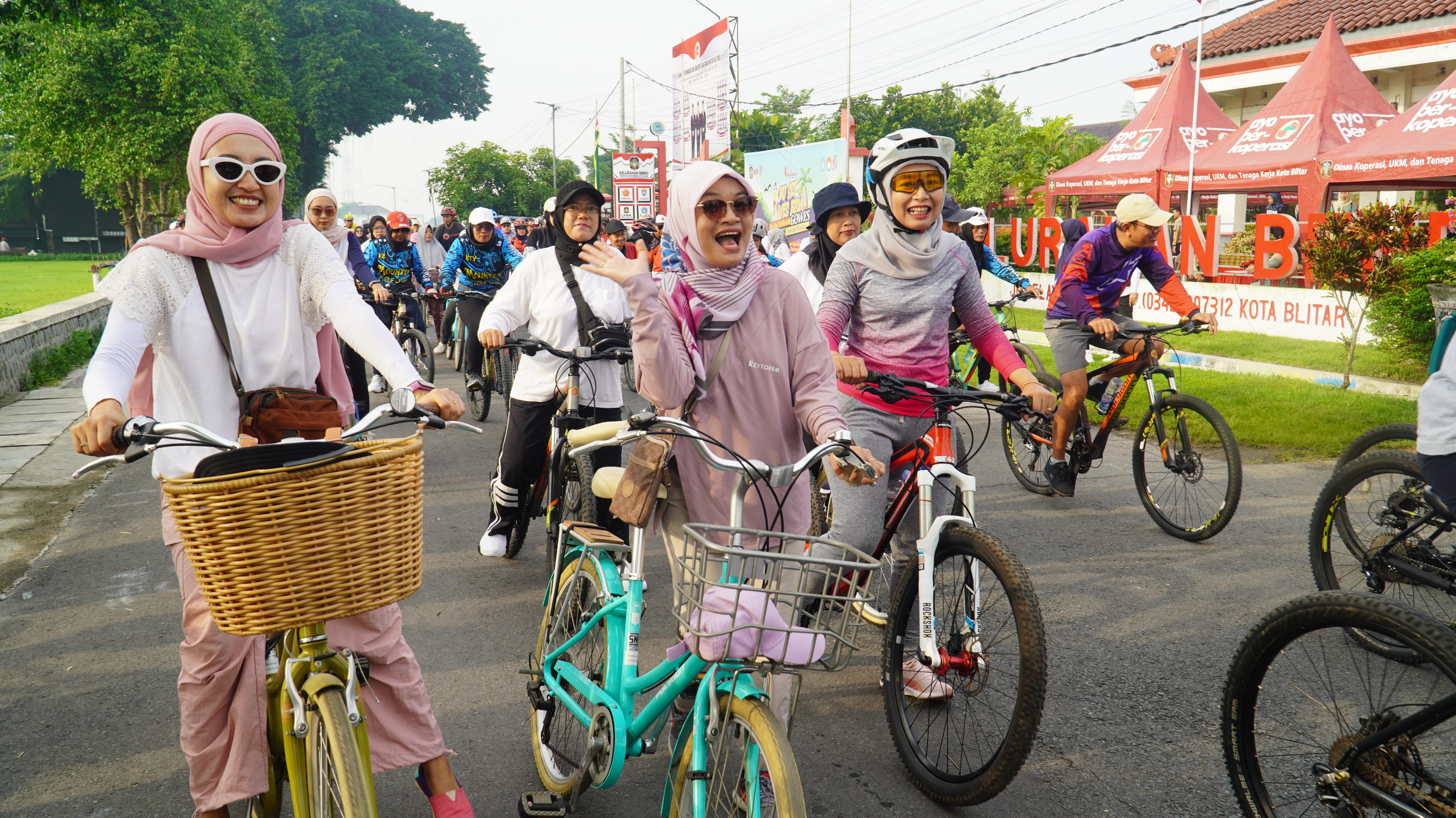 8 Desember 2024 -  Pemberangkatan SERIBU SRIKANDI GOWES SAMBIL WISATA ( BU SRI WES BISA) Tahun 2024  di Depan Kel.BENDO