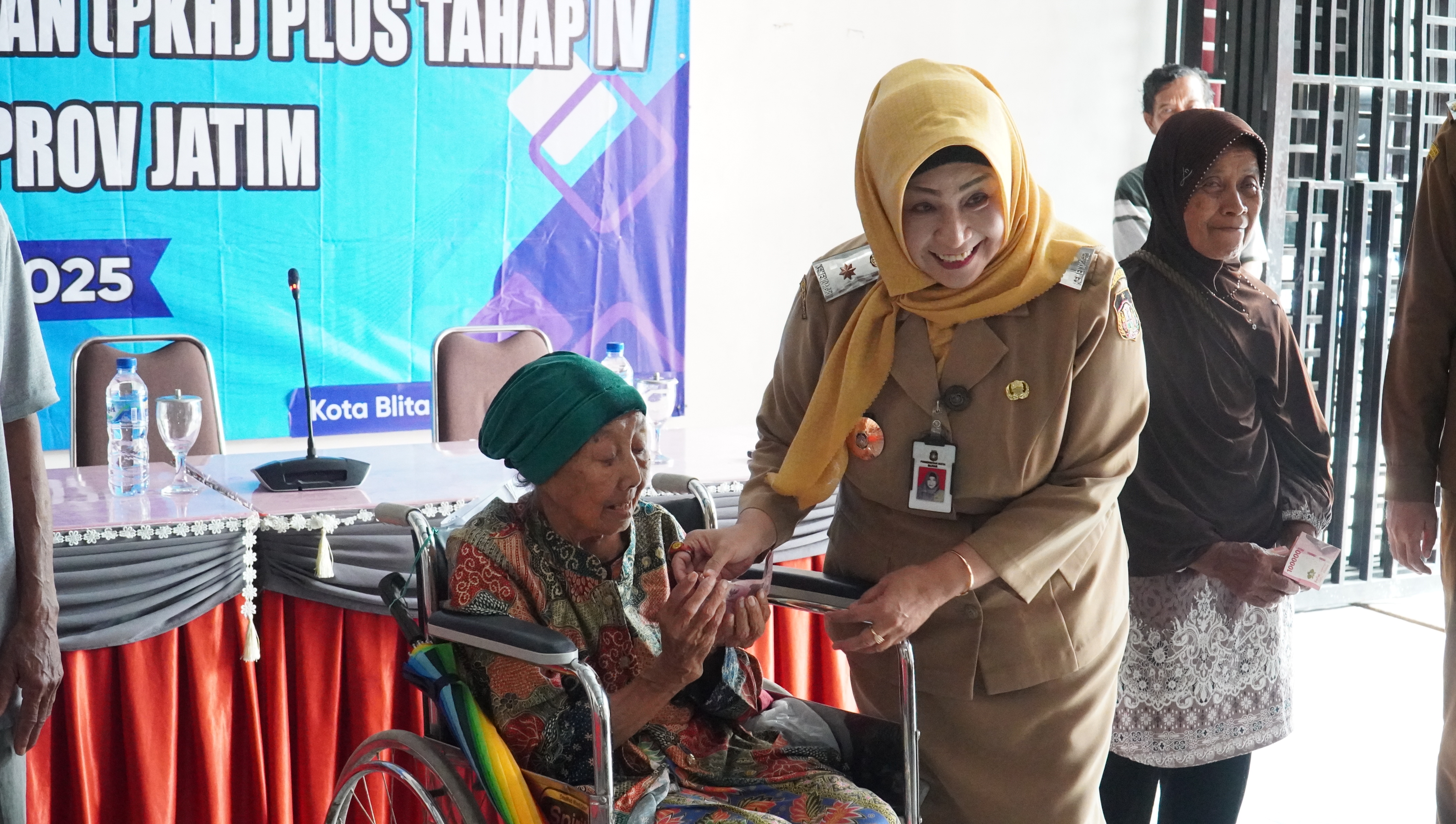 24 November 2025- Penyerahan Bansos PKH PLUS Tahap IV di Kantor Dinsos