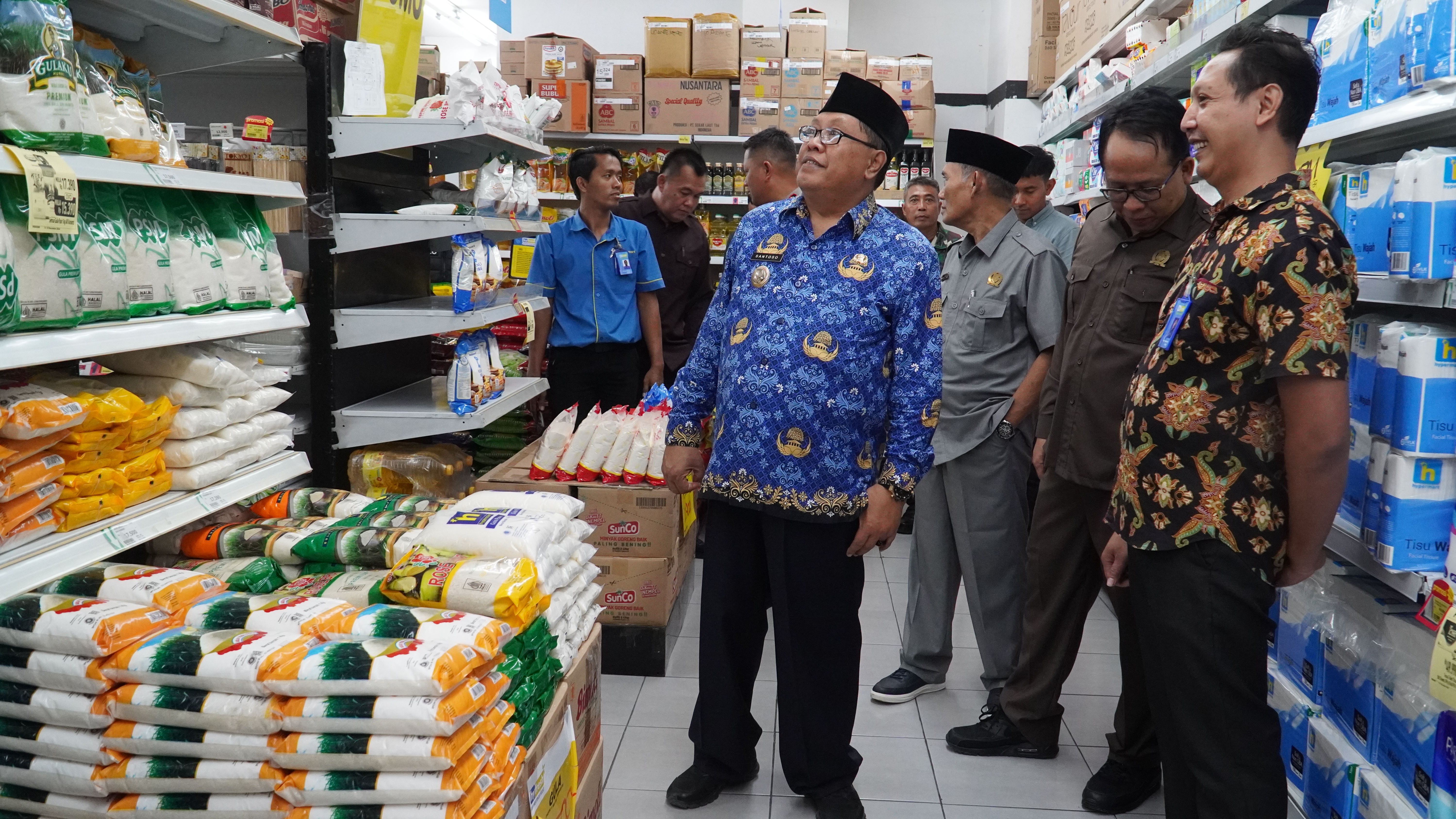 17 Desember 2024 - Pemantauan harga & ketersediaan stok pangan Menjelang NATAL 2024 &amp;amp; Tahun Baru 2025 di Pasar Legi, toko bromo, blitar