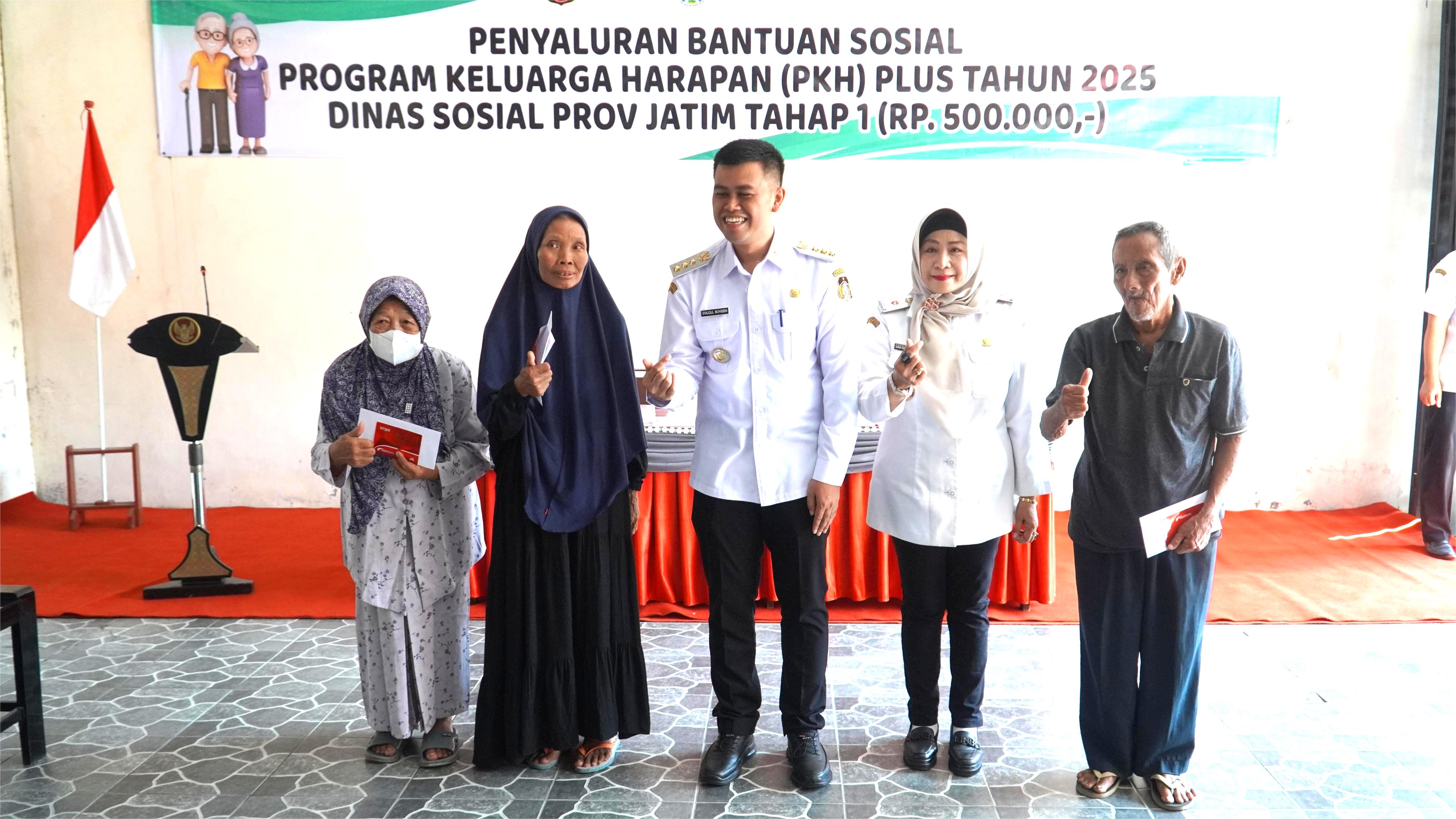 12 Maret 2025 - Penyaluran BANSOS PKH PLUS Tahap 1 Thn 2025 di halaman Kantor DINSOS