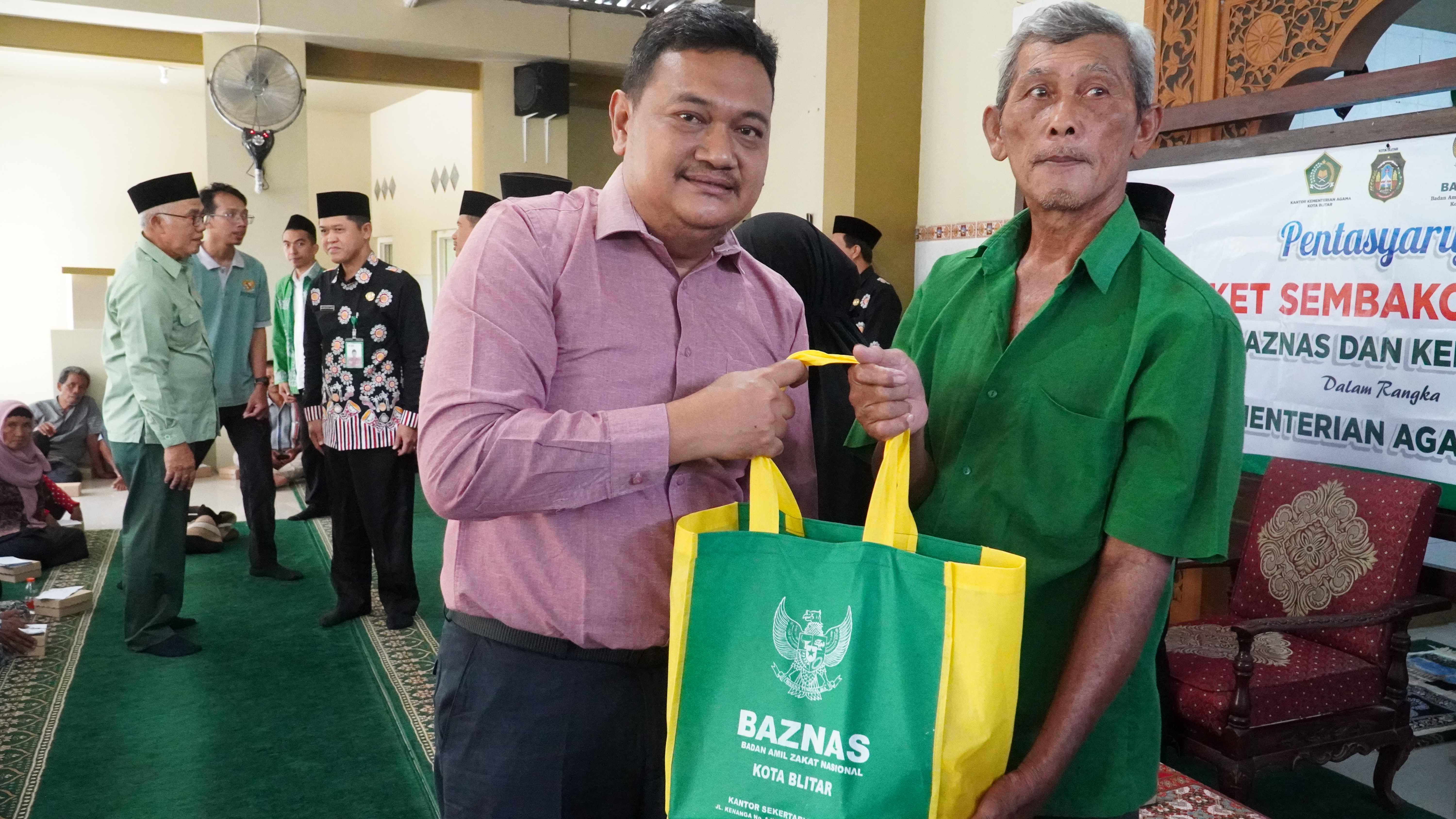 19 Desember 2024 - Penyerahan SEMBAKO BAZNAS (KEPANJENKIDUL) di Masjid Baiturahaman  Kemenag kOTA Blitar