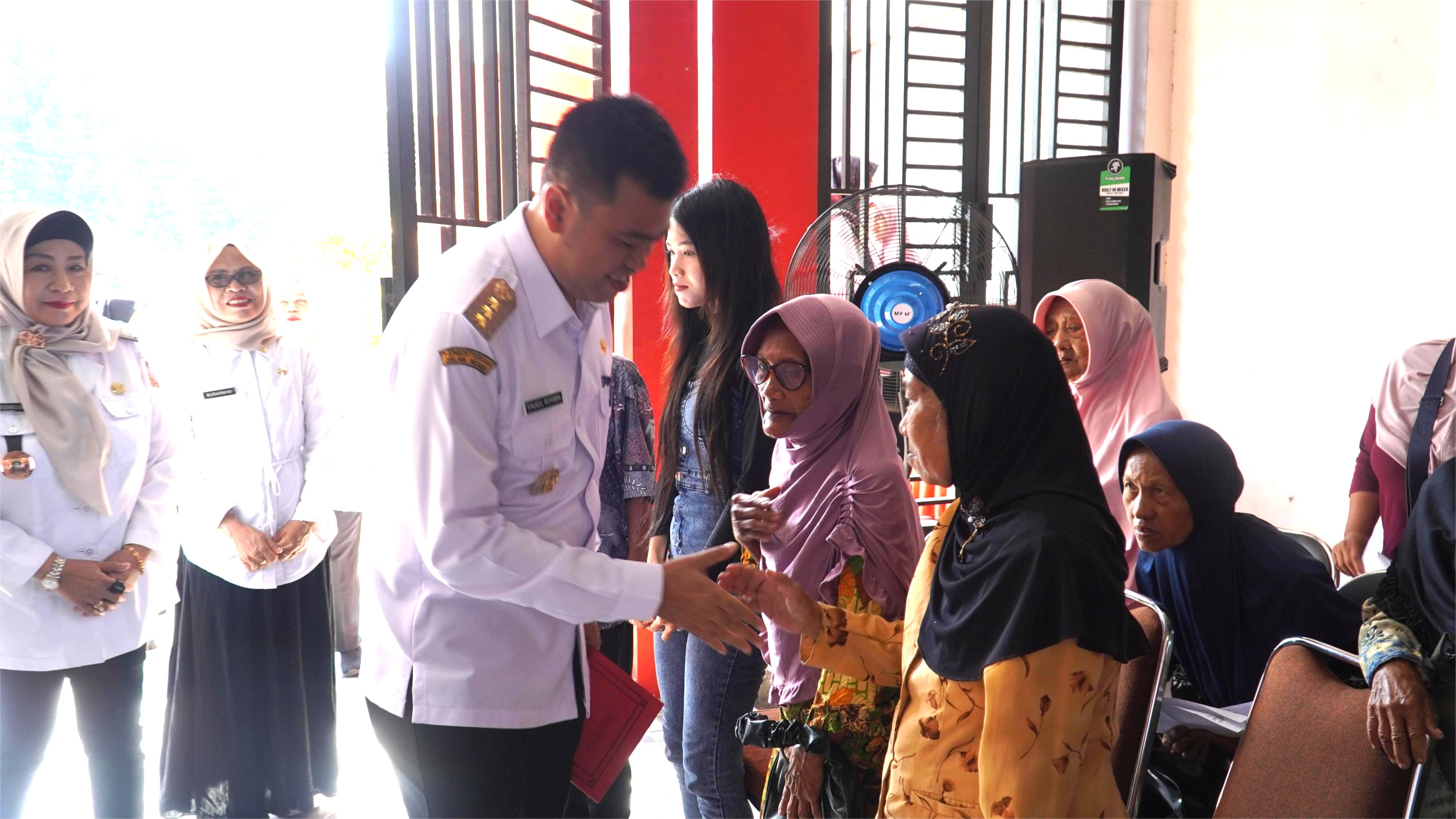 12 Maret 2025 - Penyaluran BANSOS PKH PLUS Tahap 1 Thn 2025 di halaman Kantor DINSOS