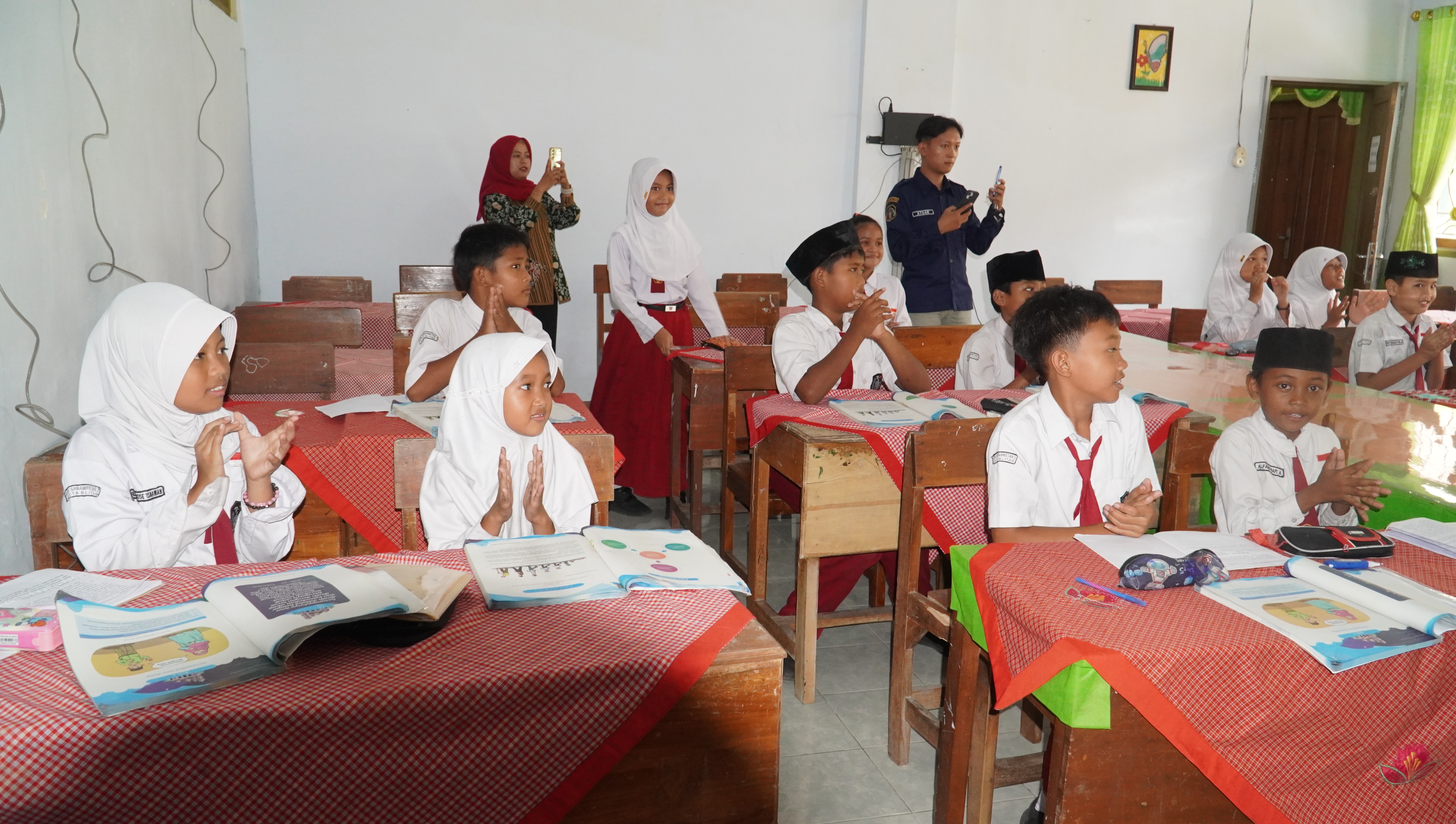 11 November 2025 - Monitoring Penggunaan SMART BOART agar belajar lebih Asik di SDN Sananwetan 2 Kota Blitar