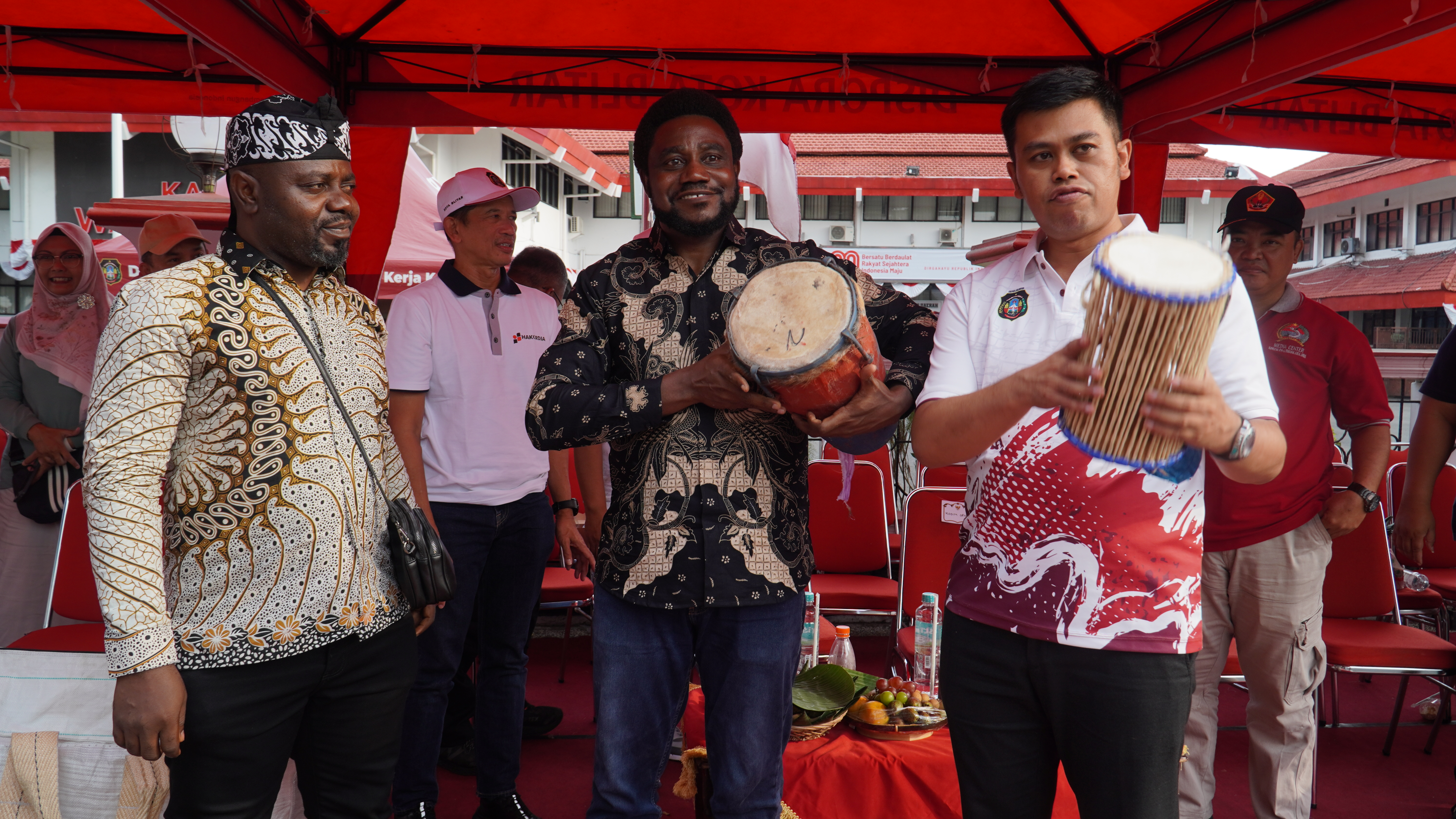 10 Agustus 2025-Penyerahan kendang Afrika dari EXECUTIVE DIREKTOR W2POINTS Mr. NWABA EUGENECHINWEOKWU