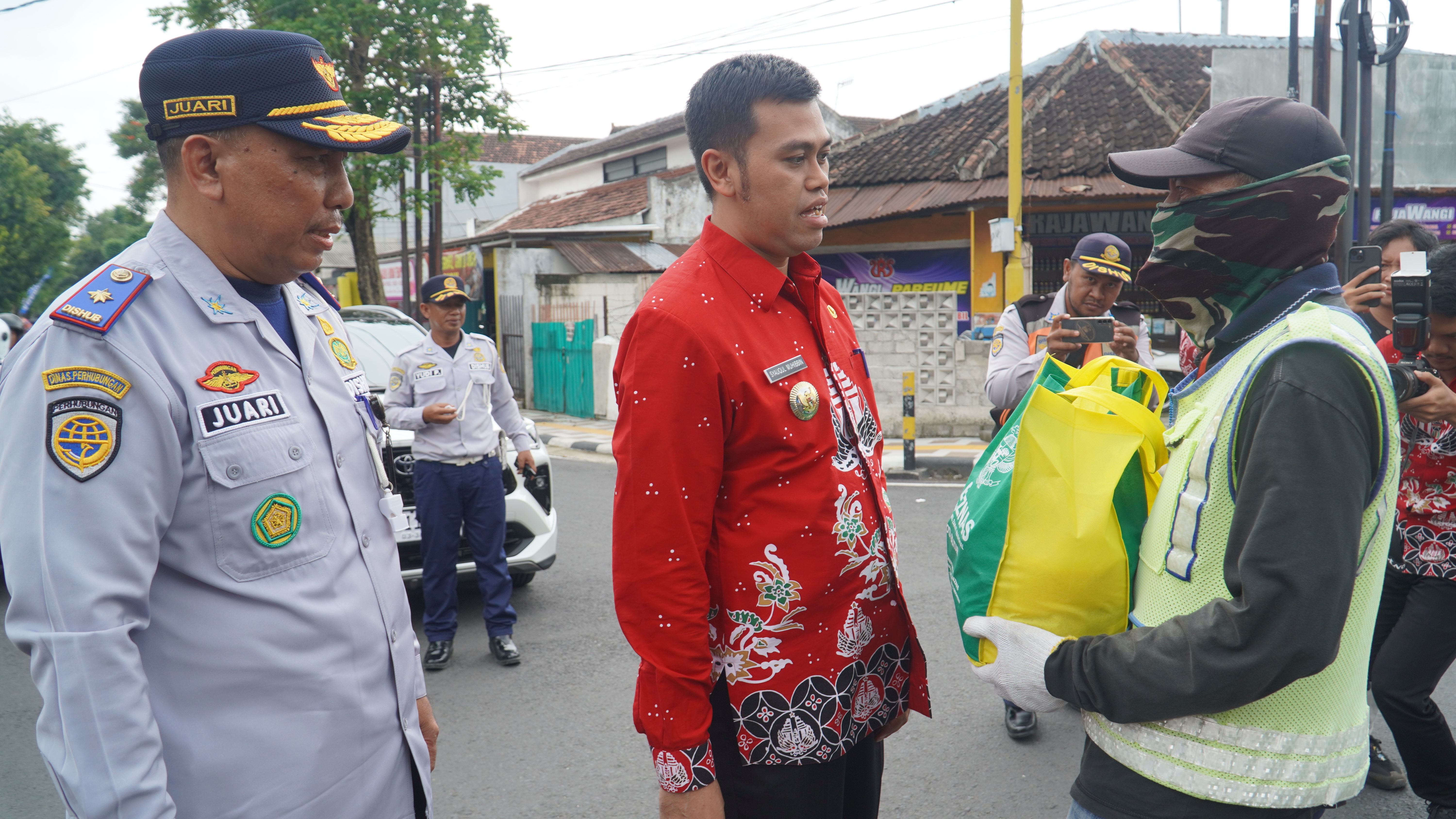 27 Maret 2025 - Pemberian bingkisan lebaran untuk SUPELTAS (JL Kartini &amp;amp; Jl.Kalimas)