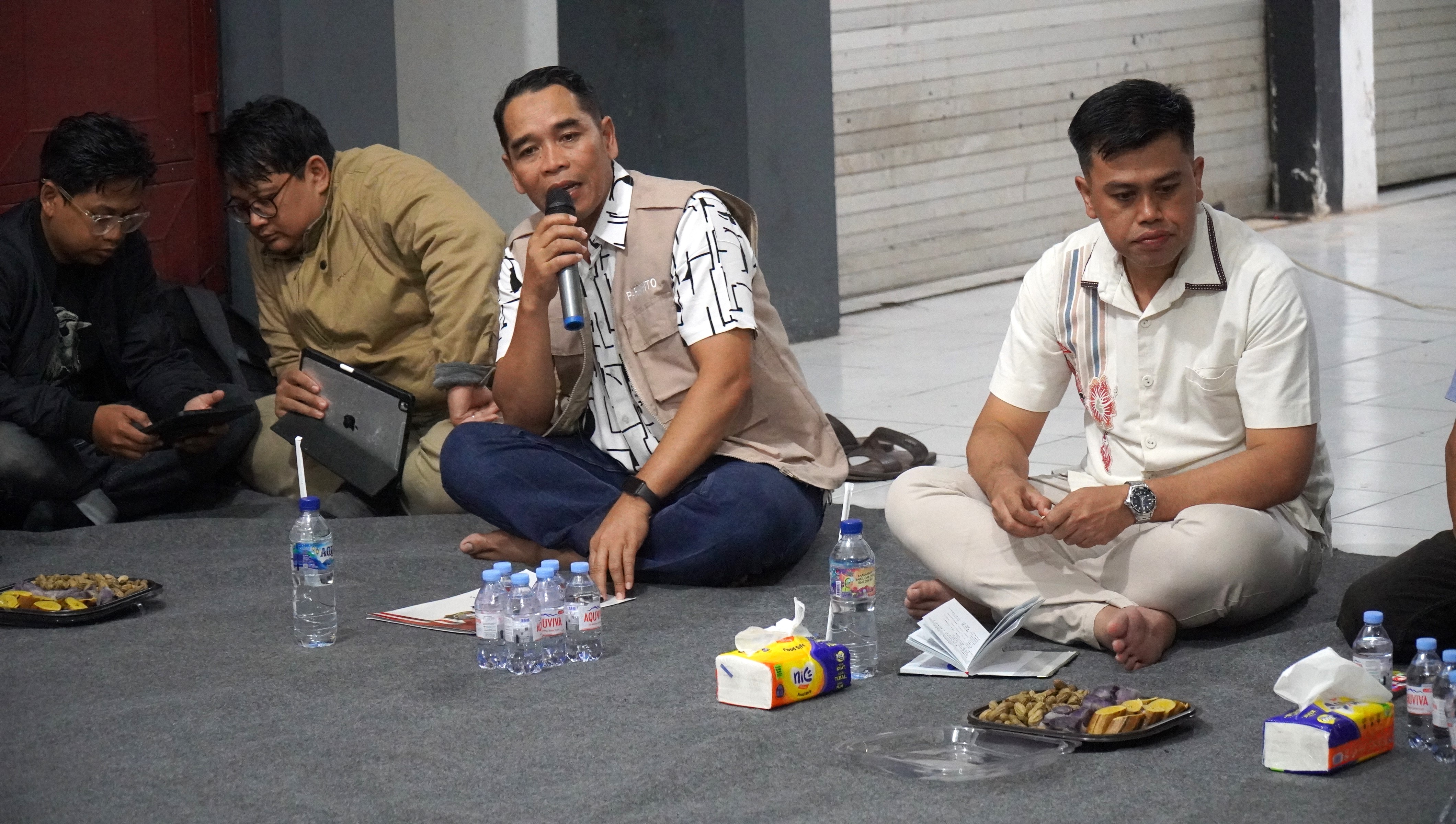 Audensi dengan Pedagang Pasar Legi di Pasar Wage